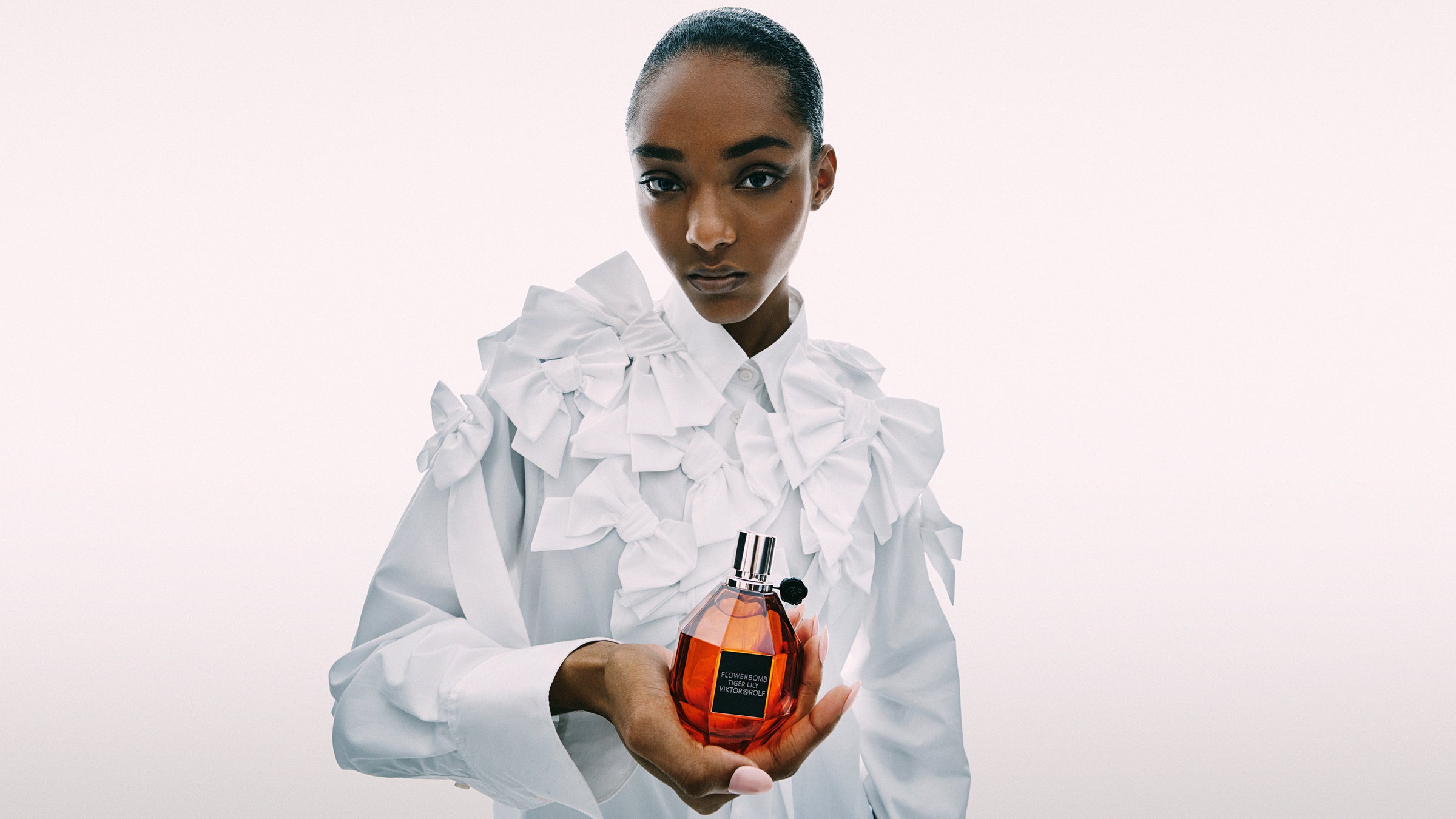 Viktor&Rolf Flowerbomb perfume campaign image