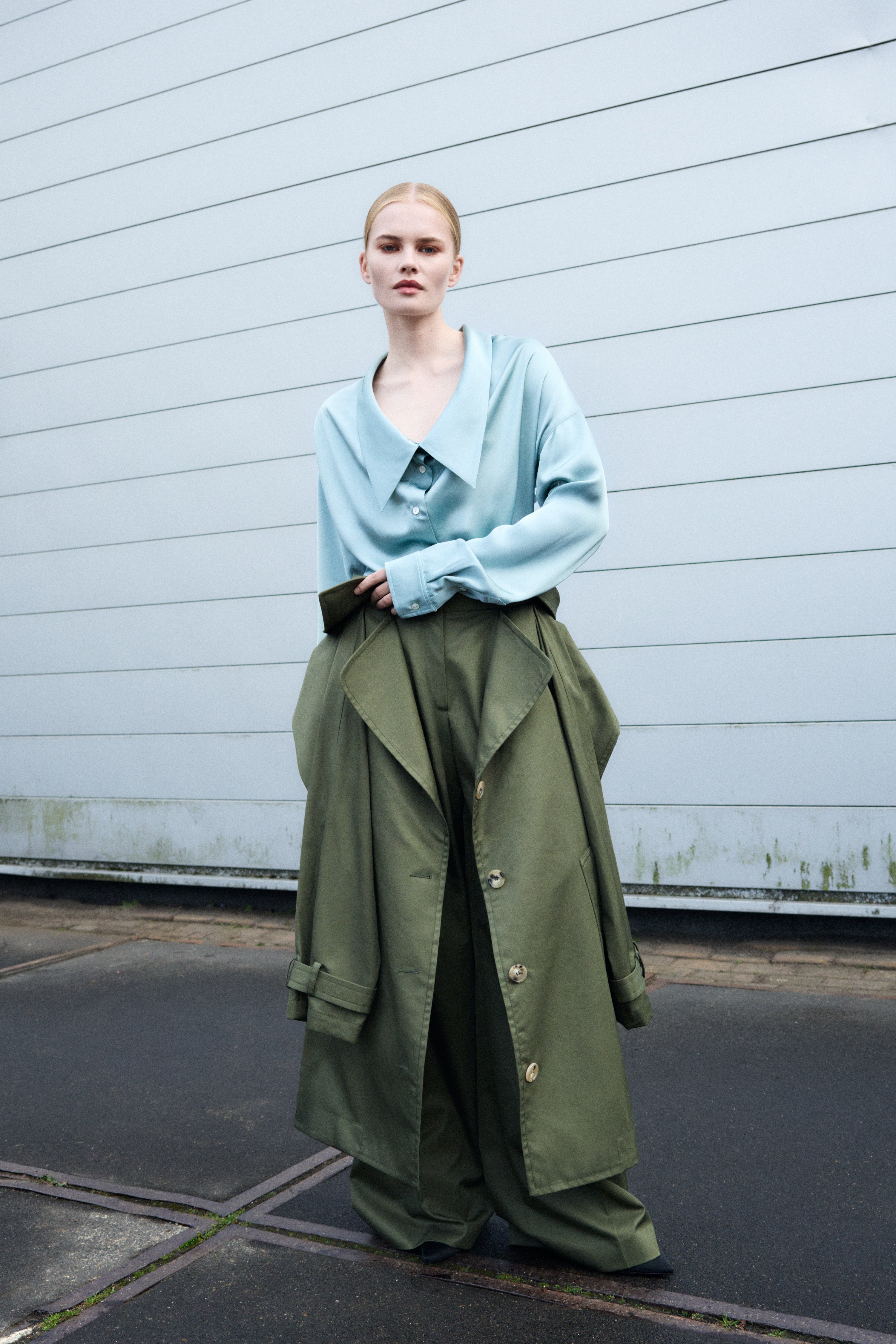 DRAGGED NECK SATIN SHIRT