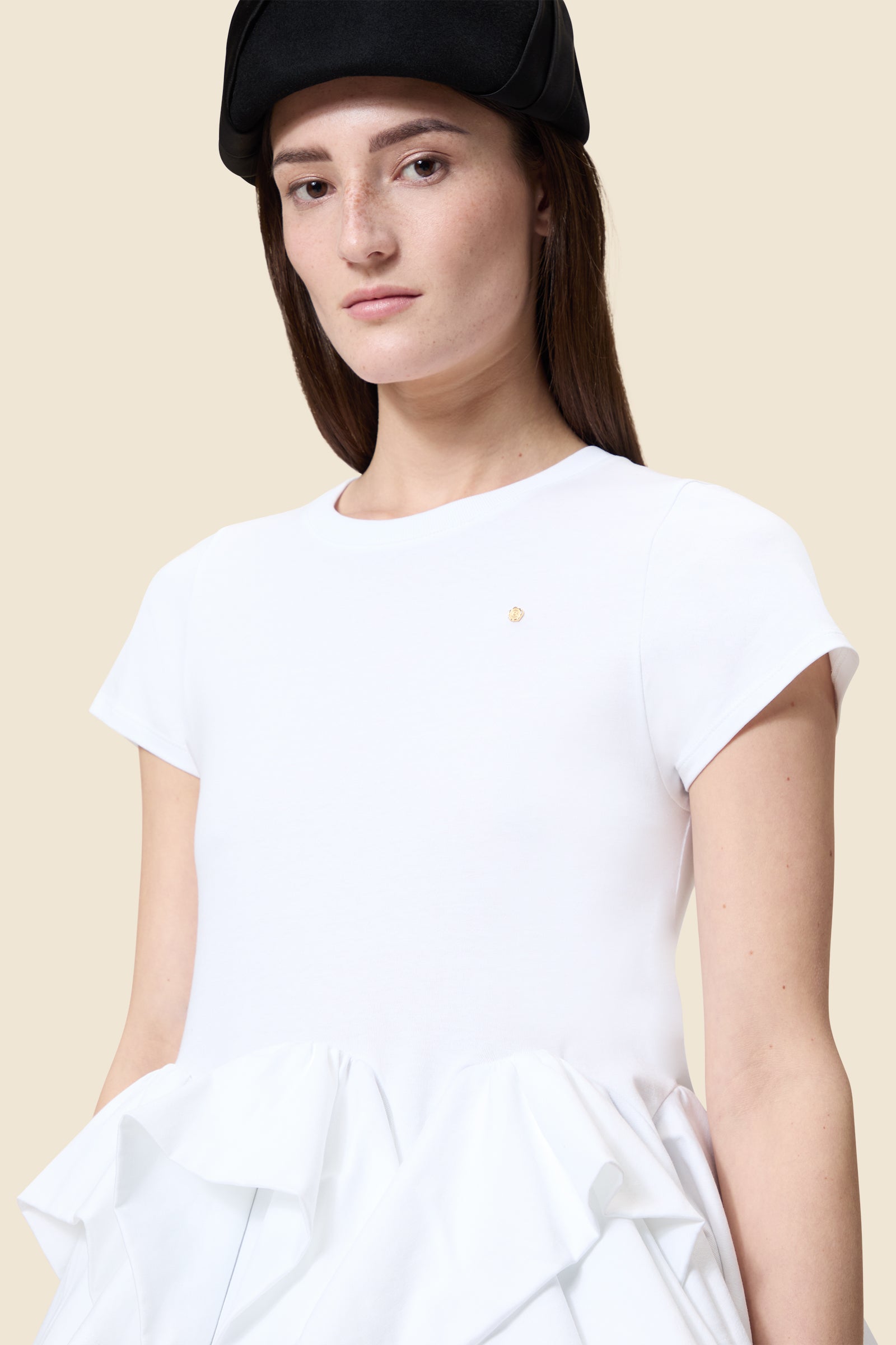 The craftmanship of the top reinterprets classic haute couture tuck ups into a modern silhouette