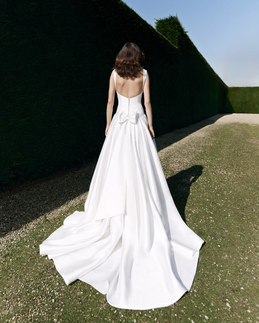 Viktor & Rolf Mariage Bridalwear Collection gown from Autumn Winter 25, featuring elegant back design and flowing silhouette.