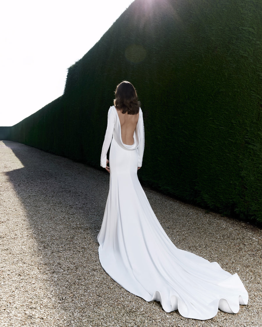 Viktor & Rolf Mariage Bridalwear Collection, elegant backless gown from Autumn Winter 25 Collection with long train.