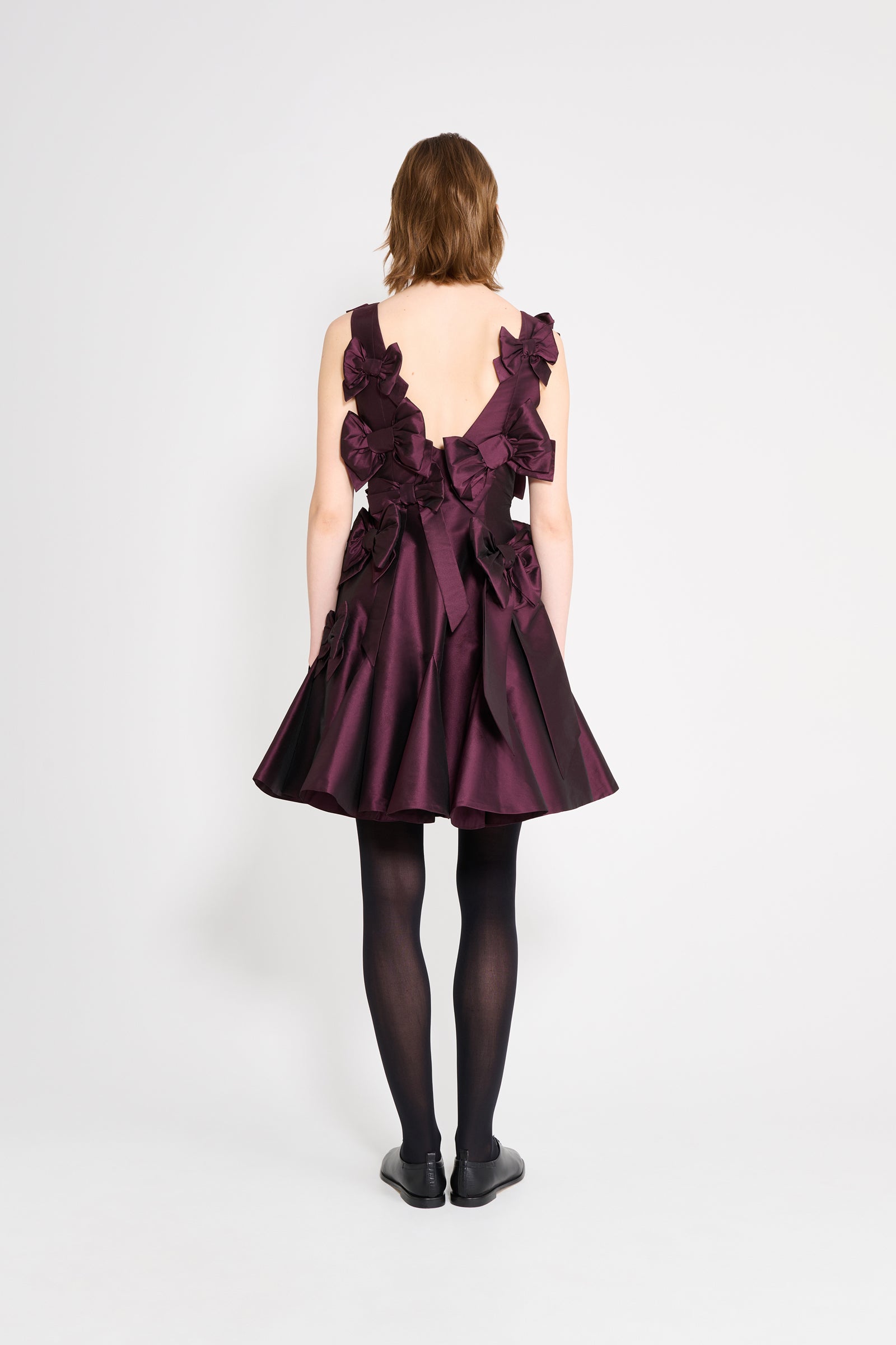 The taffeta dress features the seasonal bow bouquet technique, where timeless elegance meets refined craftsmanship in a seamless fusion of sophistication and grace
