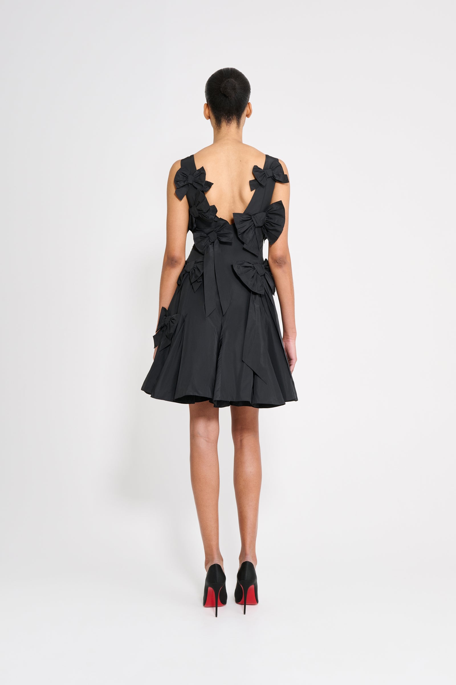 The taffeta dress features the seasonal bow bouquet technique, where timeless elegance meets refined craftsmanship in a seamless fusion of sophistication and grace