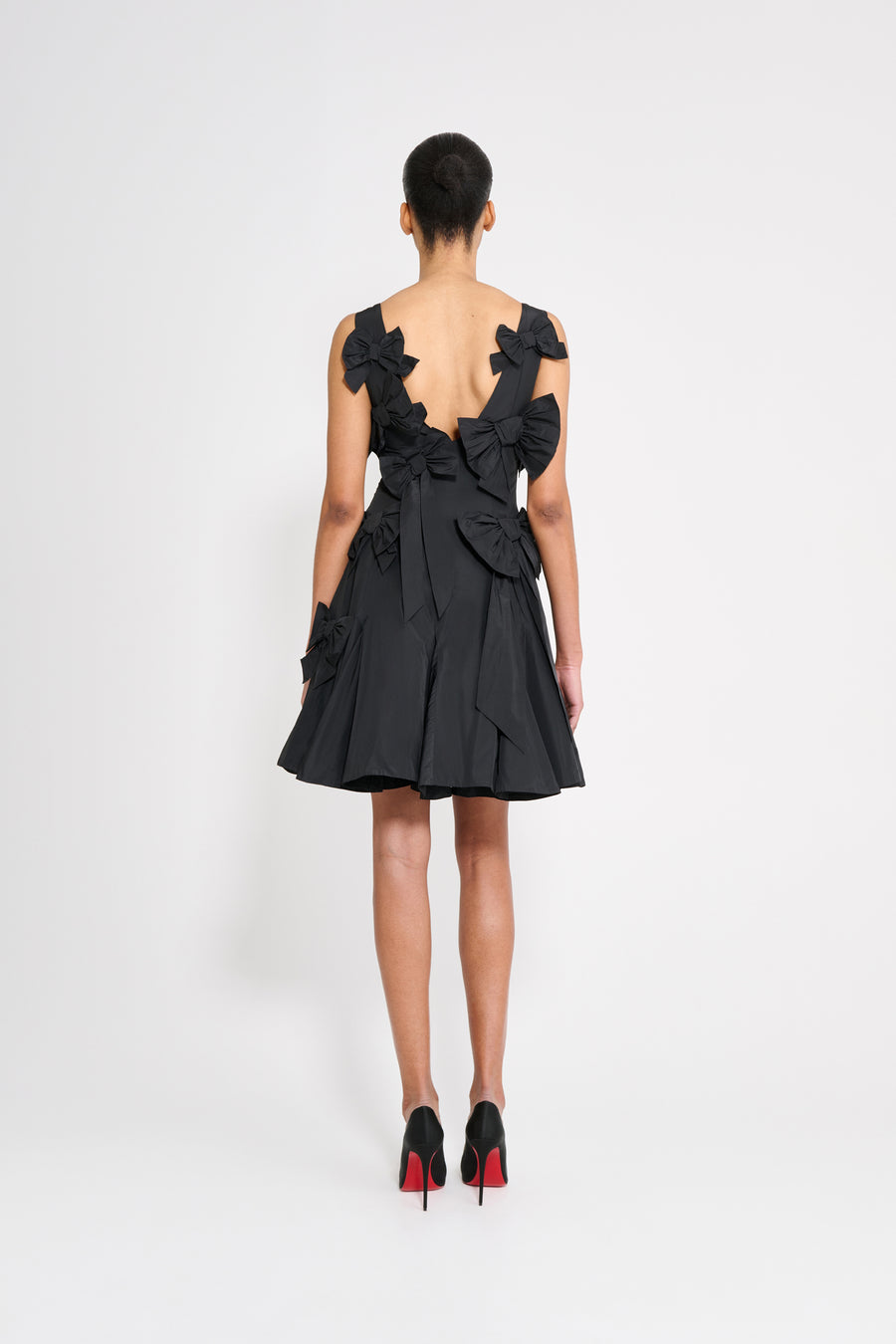 The taffeta dress features the seasonal bow bouquet technique, where timeless elegance meets refined craftsmanship in a seamless fusion of sophistication and grace