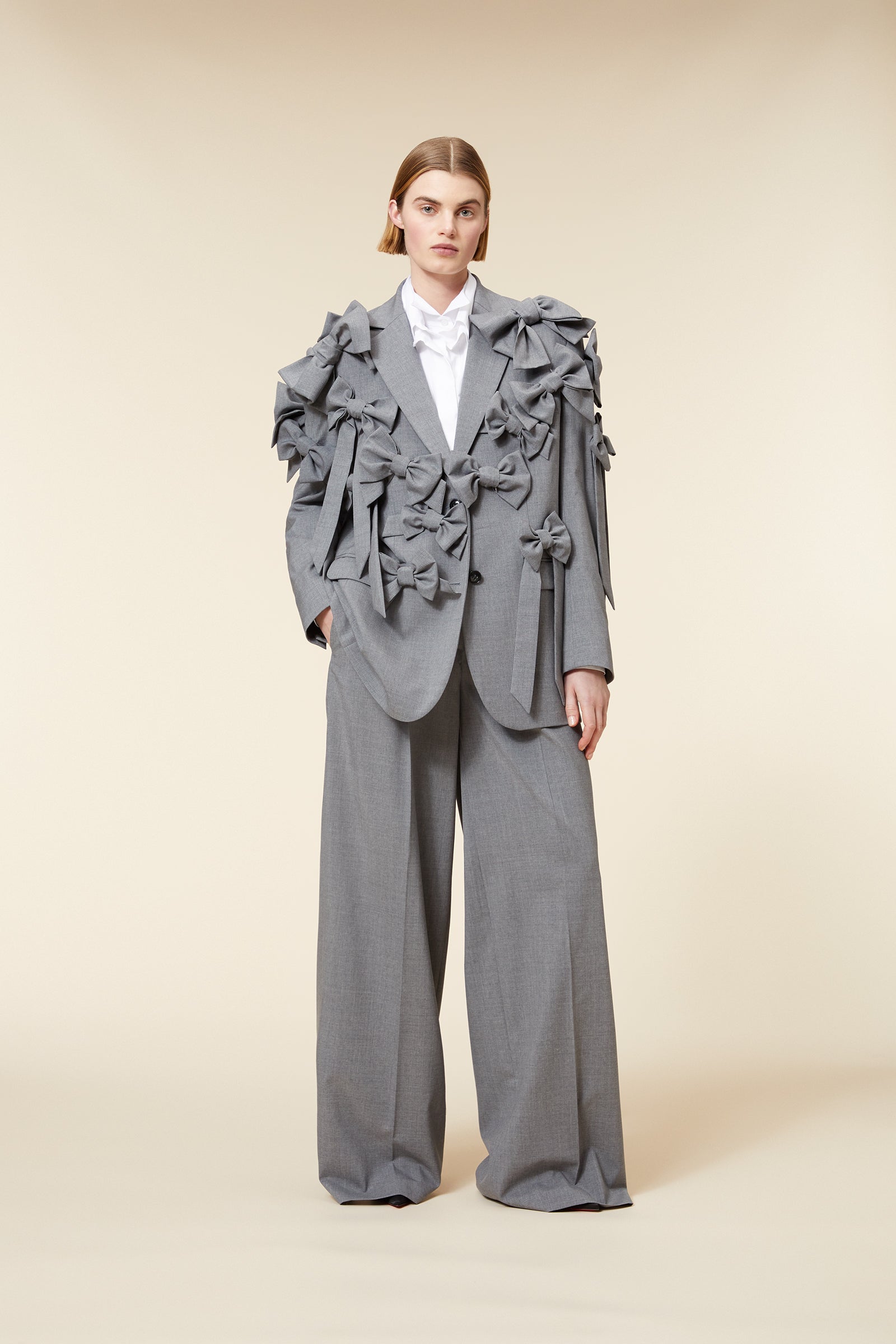The tailored blazer features the seasonal bow bouquet technique, where timeless elegance meets refined craftsmanship in a seamless fusion of sophistication and grace