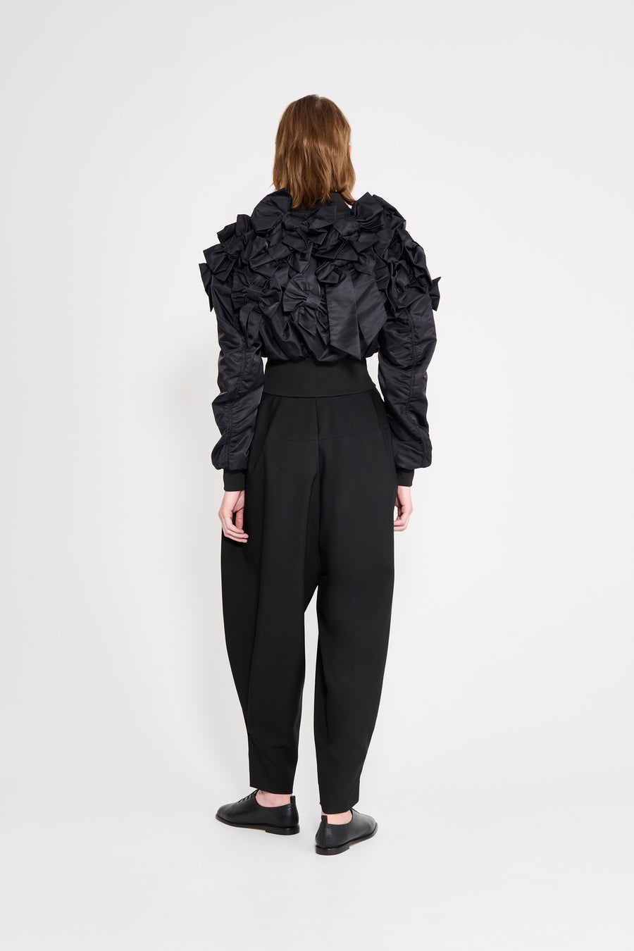 The bomber inspired by the haute couture "action dolls" collection reinvents playful sophistication, merging the volume of a puffer design with a seasonal bow bouquet technique