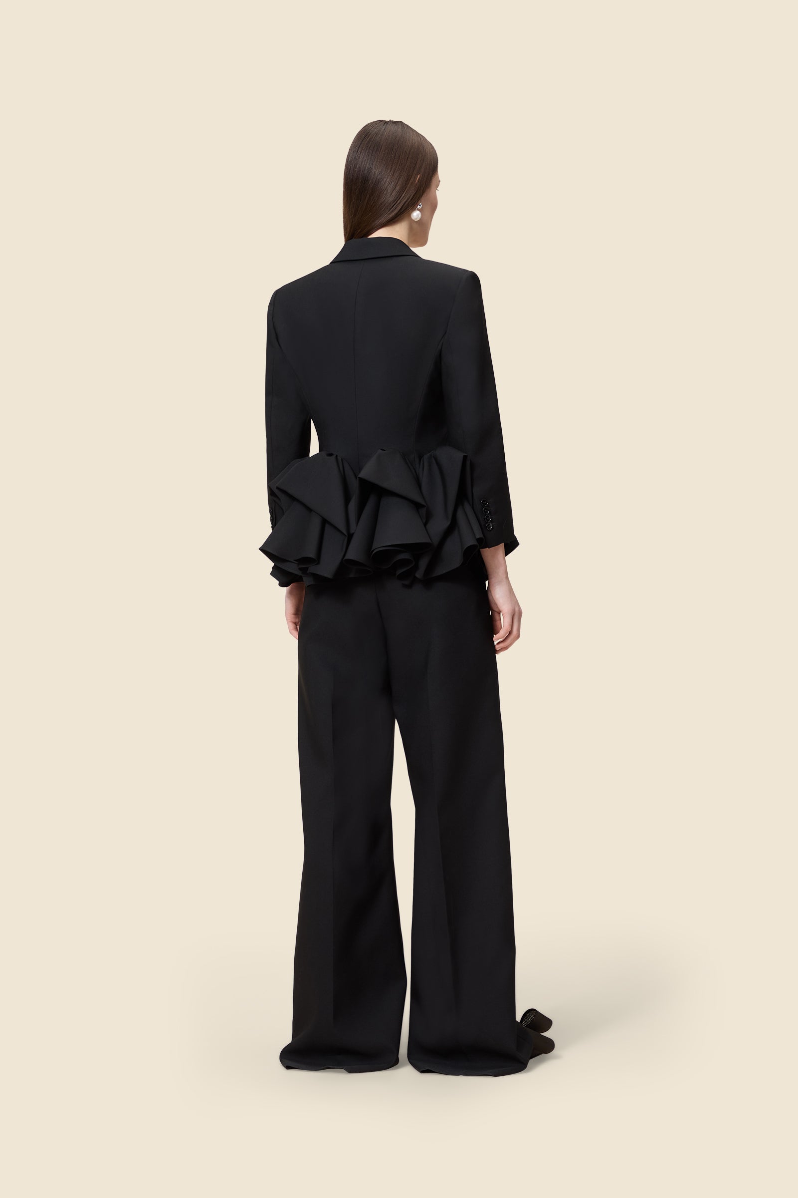 The craftmanship of the blazer reinterprets classic haute couture tuck ups into a modern silhouette from wool