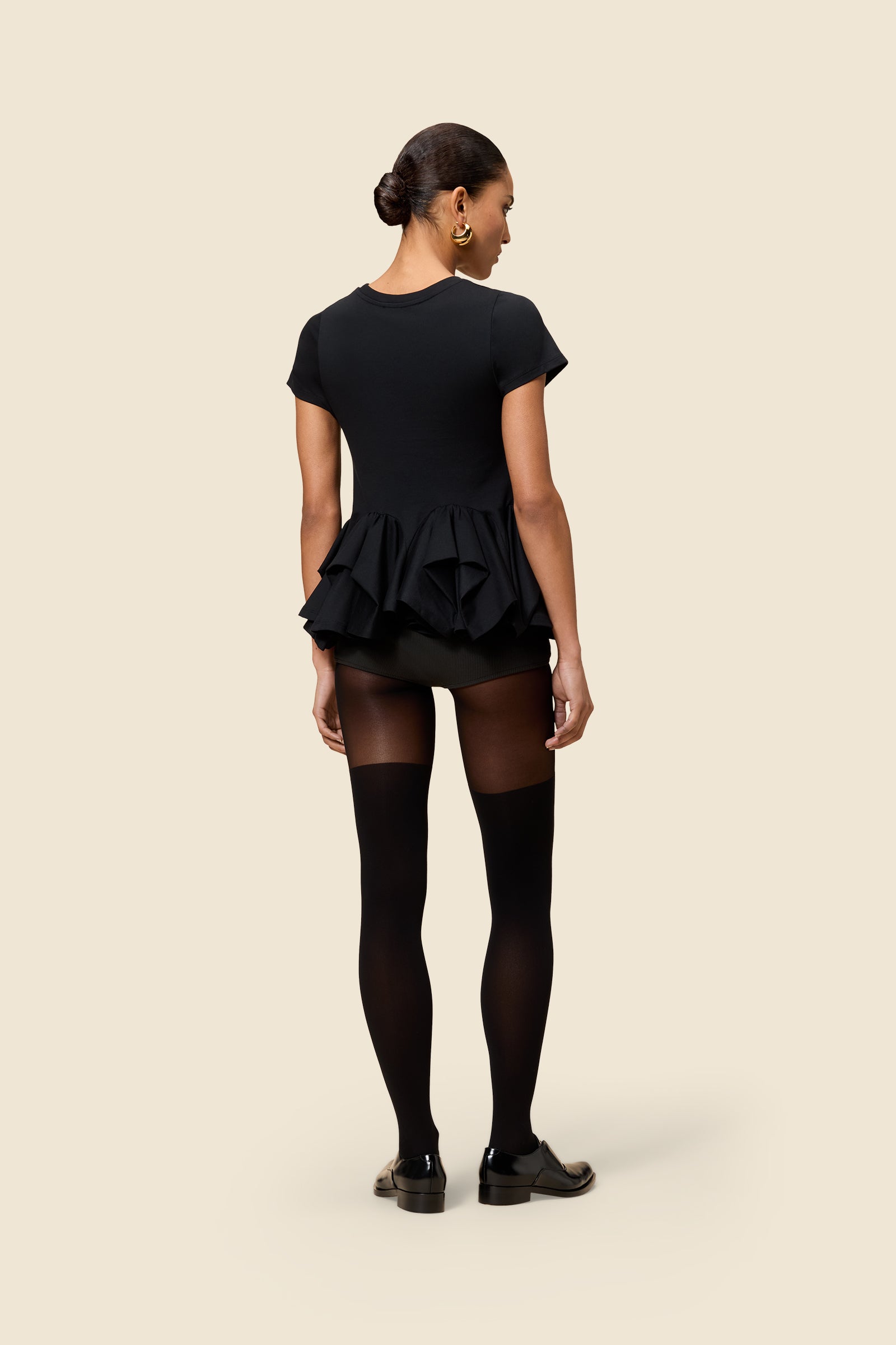 The craftmanship of the top reinterprets classic haute couture tuck ups into a modern silhouette