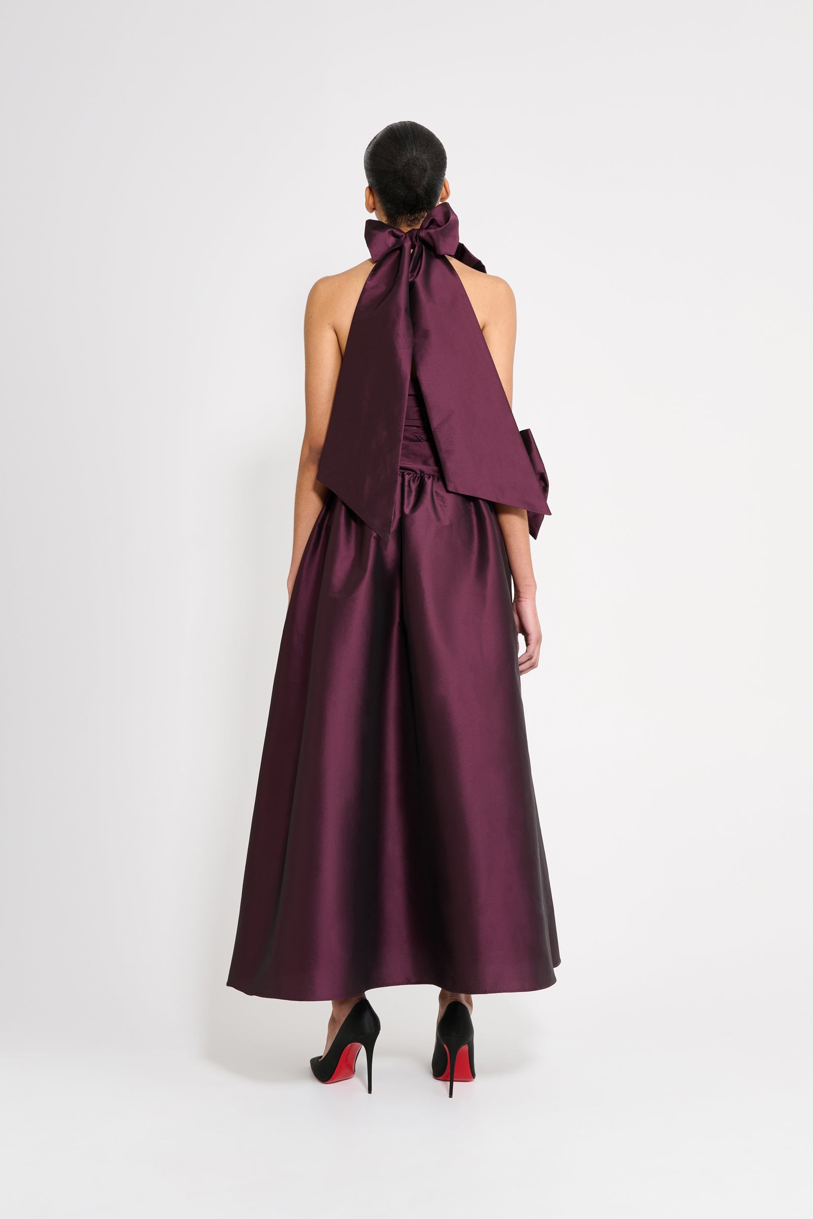 The taffeta dress features haute couture and mariage-inspired bows with historical gatherings, where elegance meets precise craftsmanship