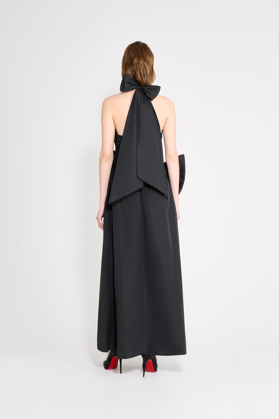 The taffeta dress features haute couture and mariage-inspired bows with historical gatherings, where elegance meets precise craftsmanship