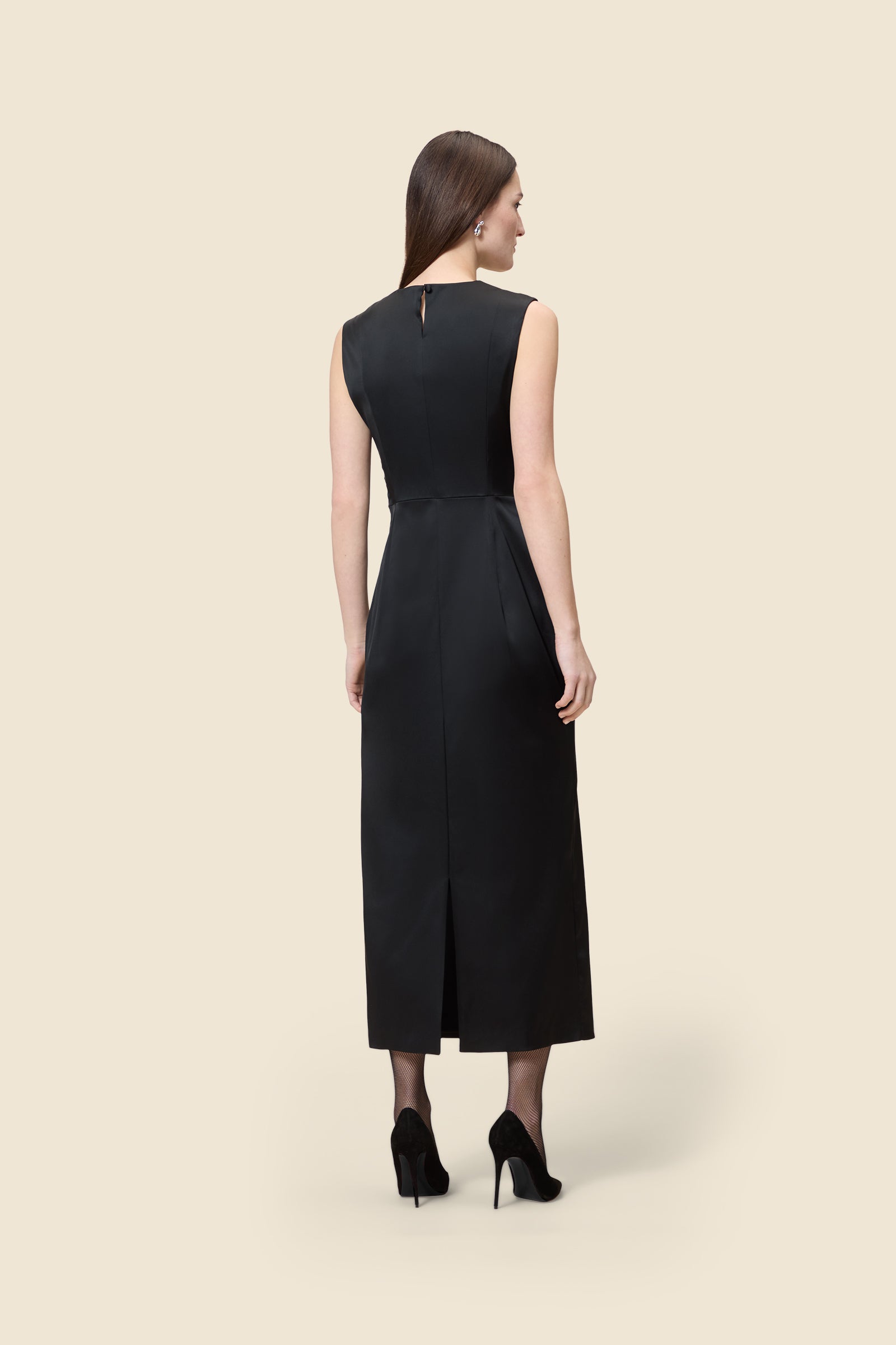 The meticulously placed pleats and stretch satin define the elegance of the dress, reflecting classic haute couture craftsmanship with a modern edge