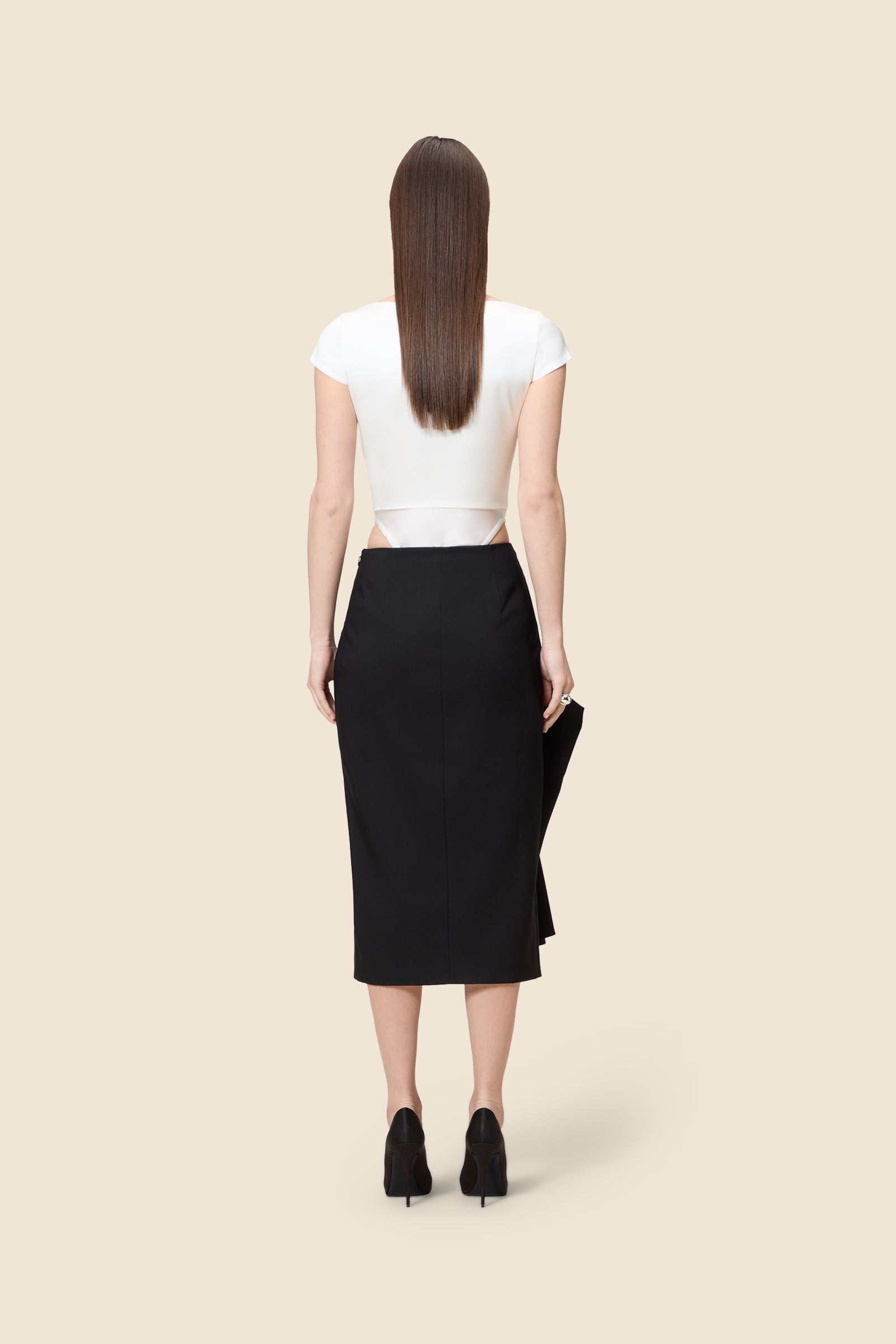 The meticulously placed pleats and stretch satin define the elegance of the body, reflecting classic haute couture craftsmanship with a modern edge