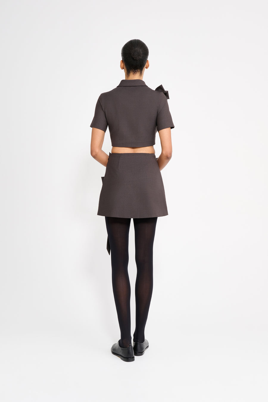 The wool top features the seasonal bow bouquet technique, where timeless elegance meets refined craftsmanship in a seamless fusion of sophistication and grace