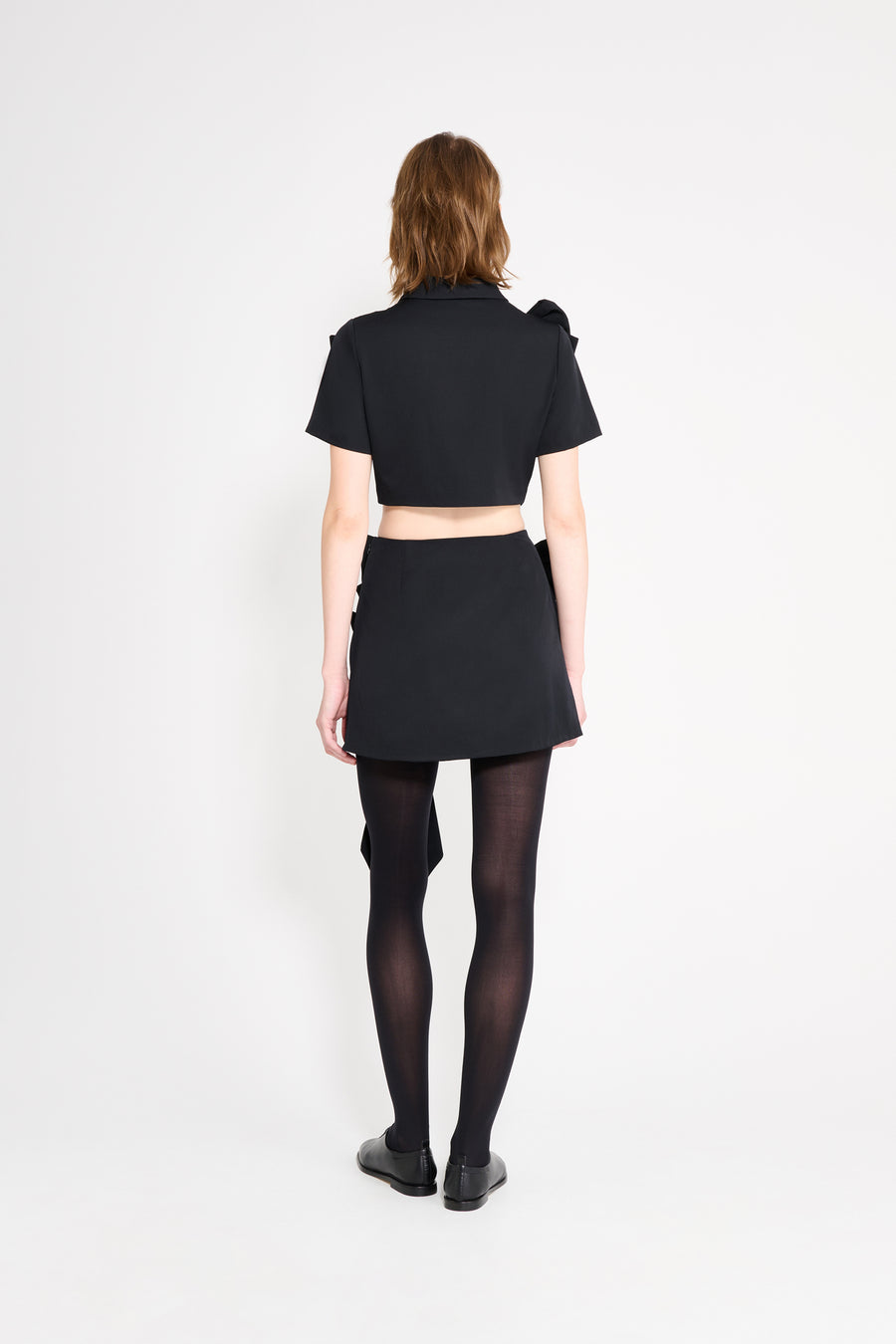 The wool top features the seasonal bow bouquet technique, where timeless elegance meets refined craftsmanship in a seamless fusion of sophistication and grace