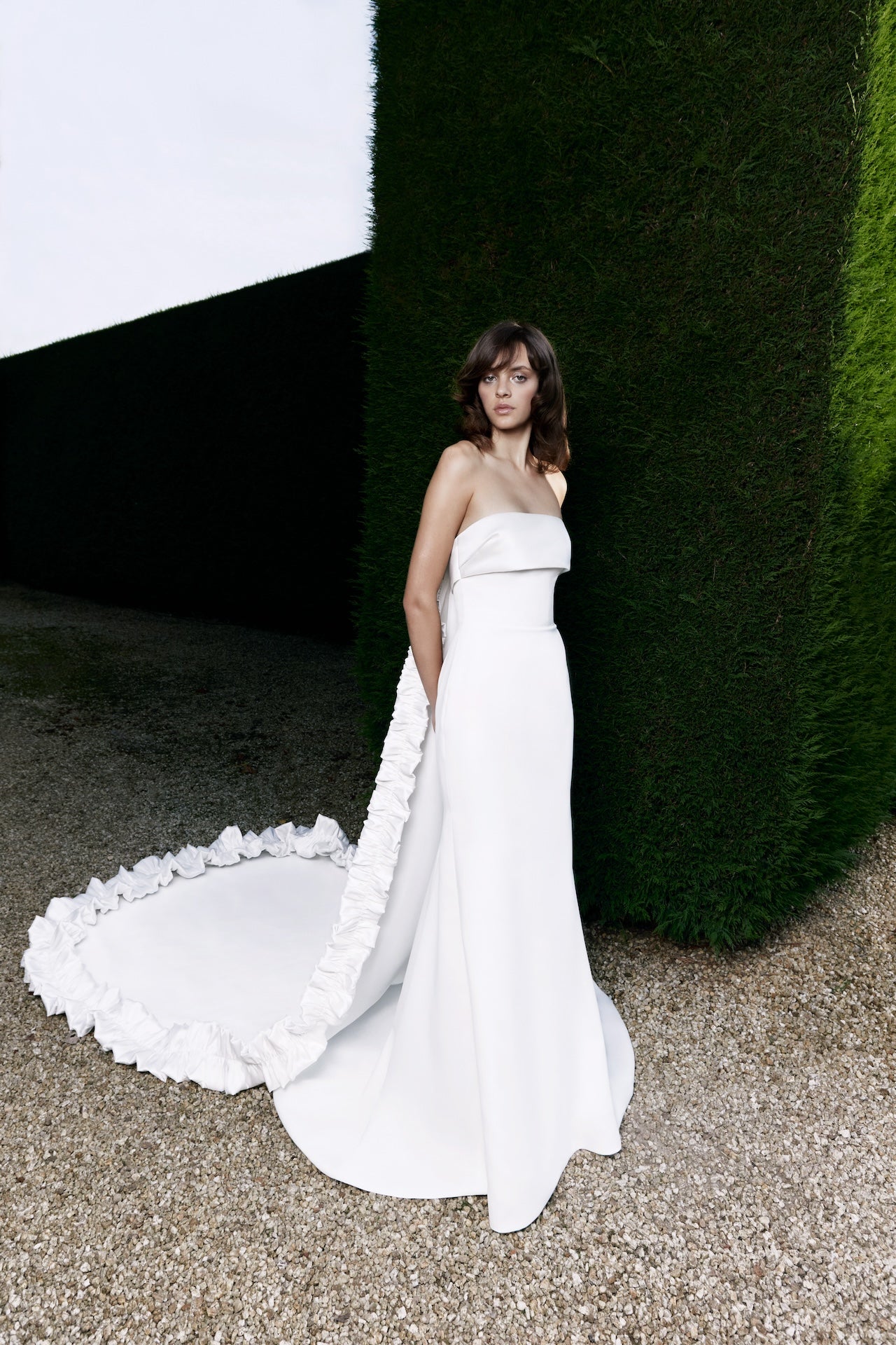 Viktor & Rolf Mariage Bridalwear Collection, Autumn Winter 25, elegant white gown with sculptural ruffled train.