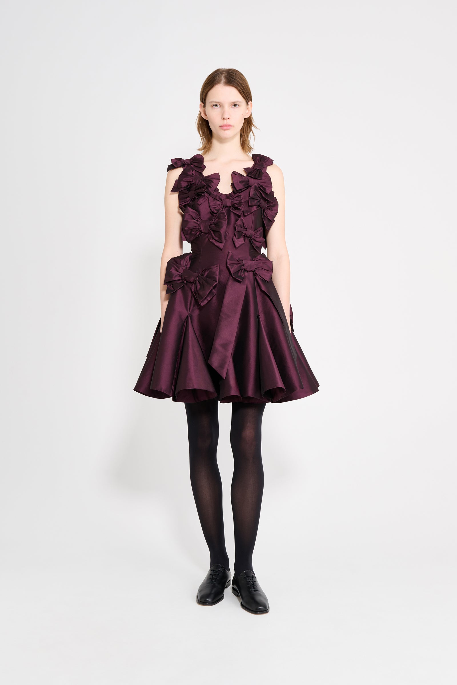 The taffeta dress features the seasonal bow bouquet technique, where timeless elegance meets refined craftsmanship in a seamless fusion of sophistication and grace
