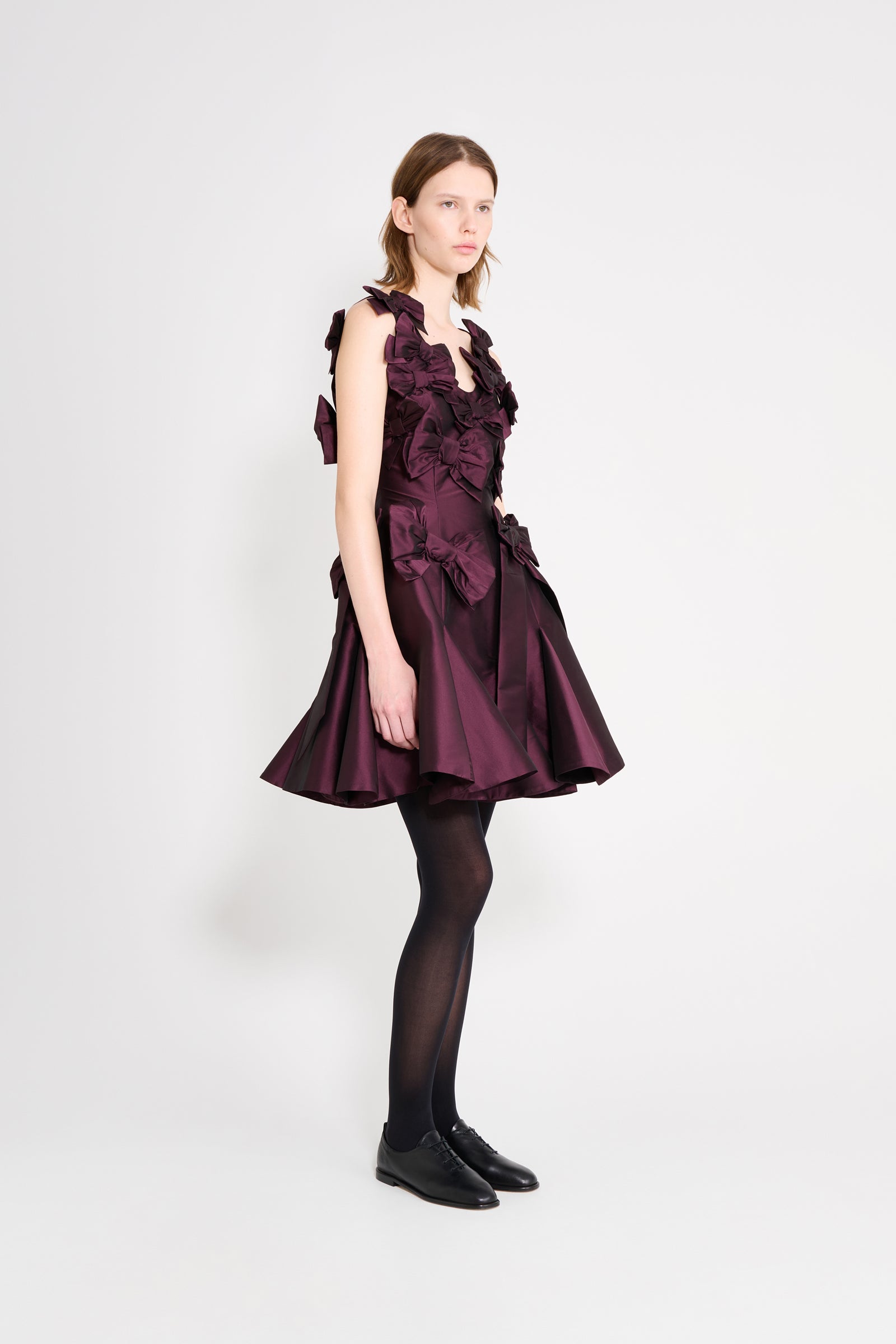 The taffeta dress features the seasonal bow bouquet technique, where timeless elegance meets refined craftsmanship in a seamless fusion of sophistication and grace