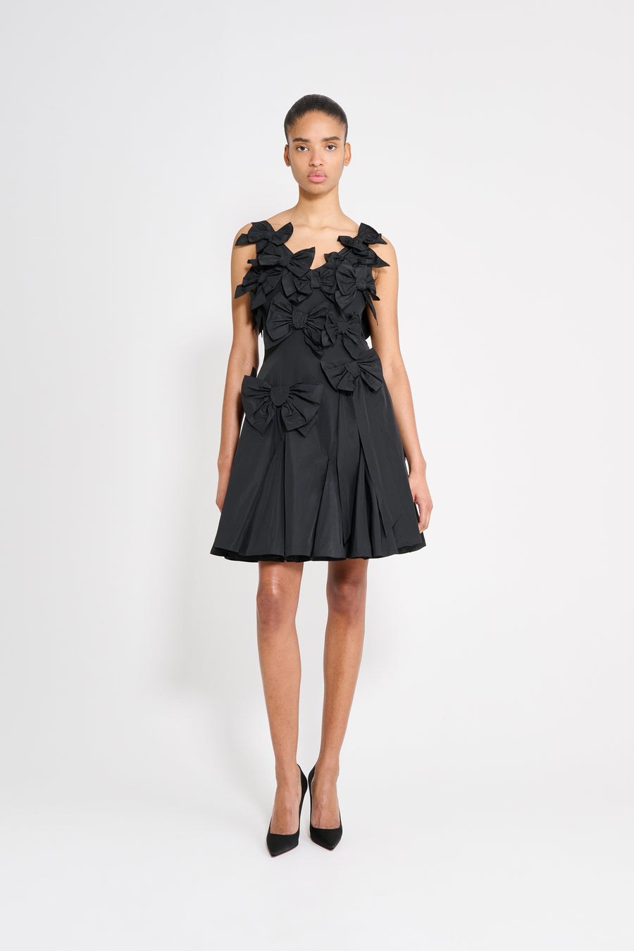 The taffeta dress features the seasonal bow bouquet technique, where timeless elegance meets refined craftsmanship in a seamless fusion of sophistication and grace