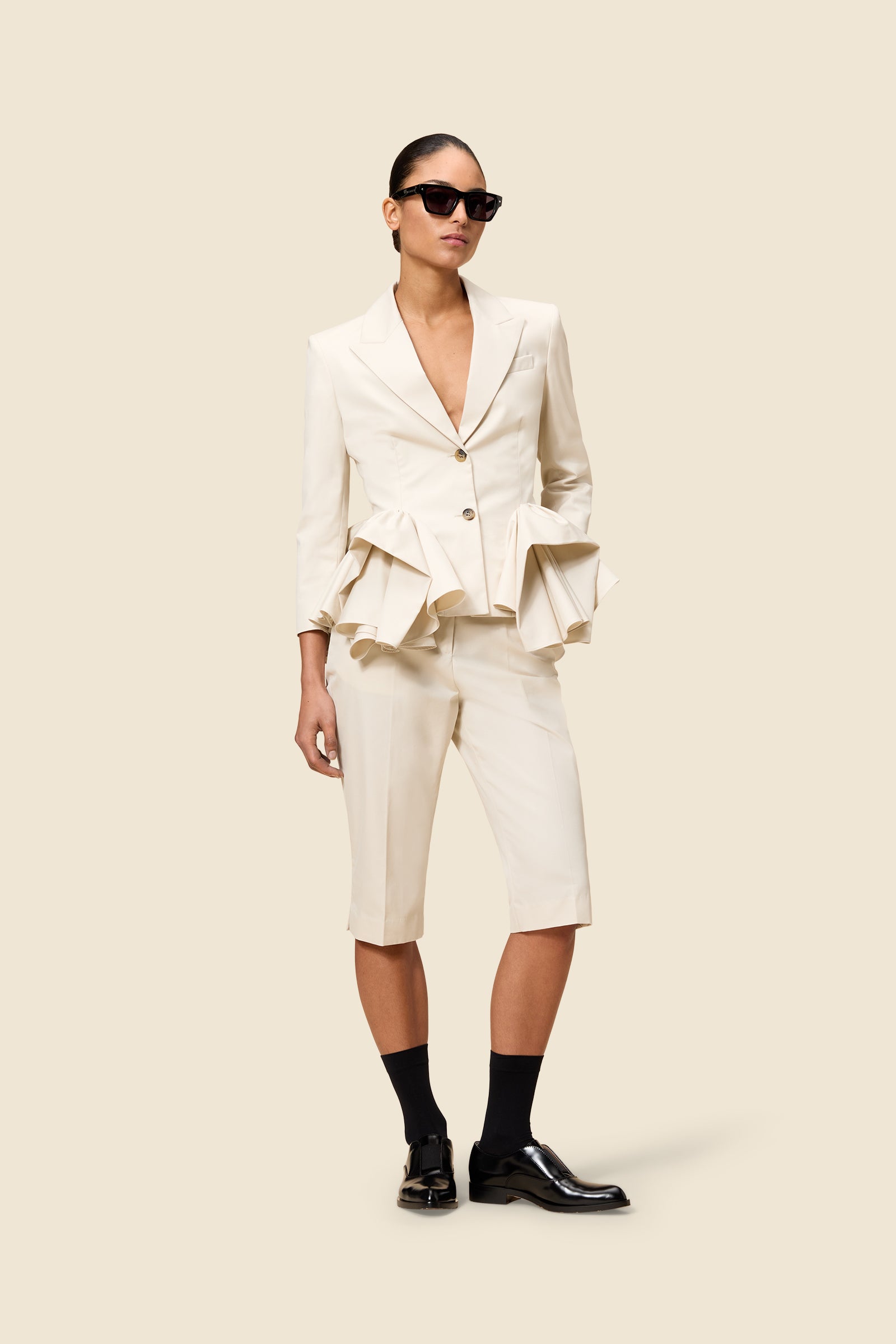 The craftmanship of the blazer reinterprets classic haute couture tuck ups into a modern silhouette from gabardine