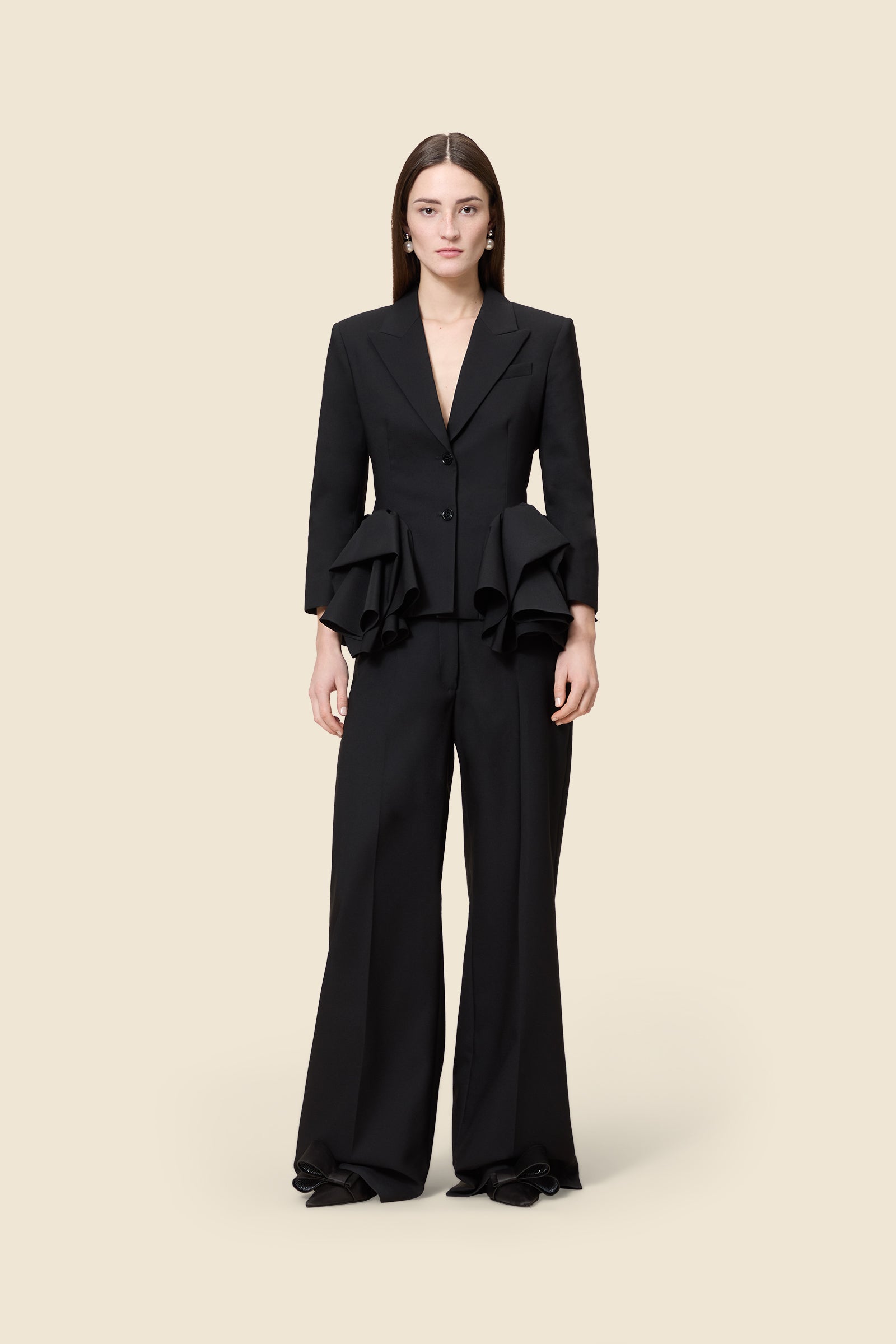 The craftmanship of the blazer reinterprets classic haute couture tuck ups into a modern silhouette from wool