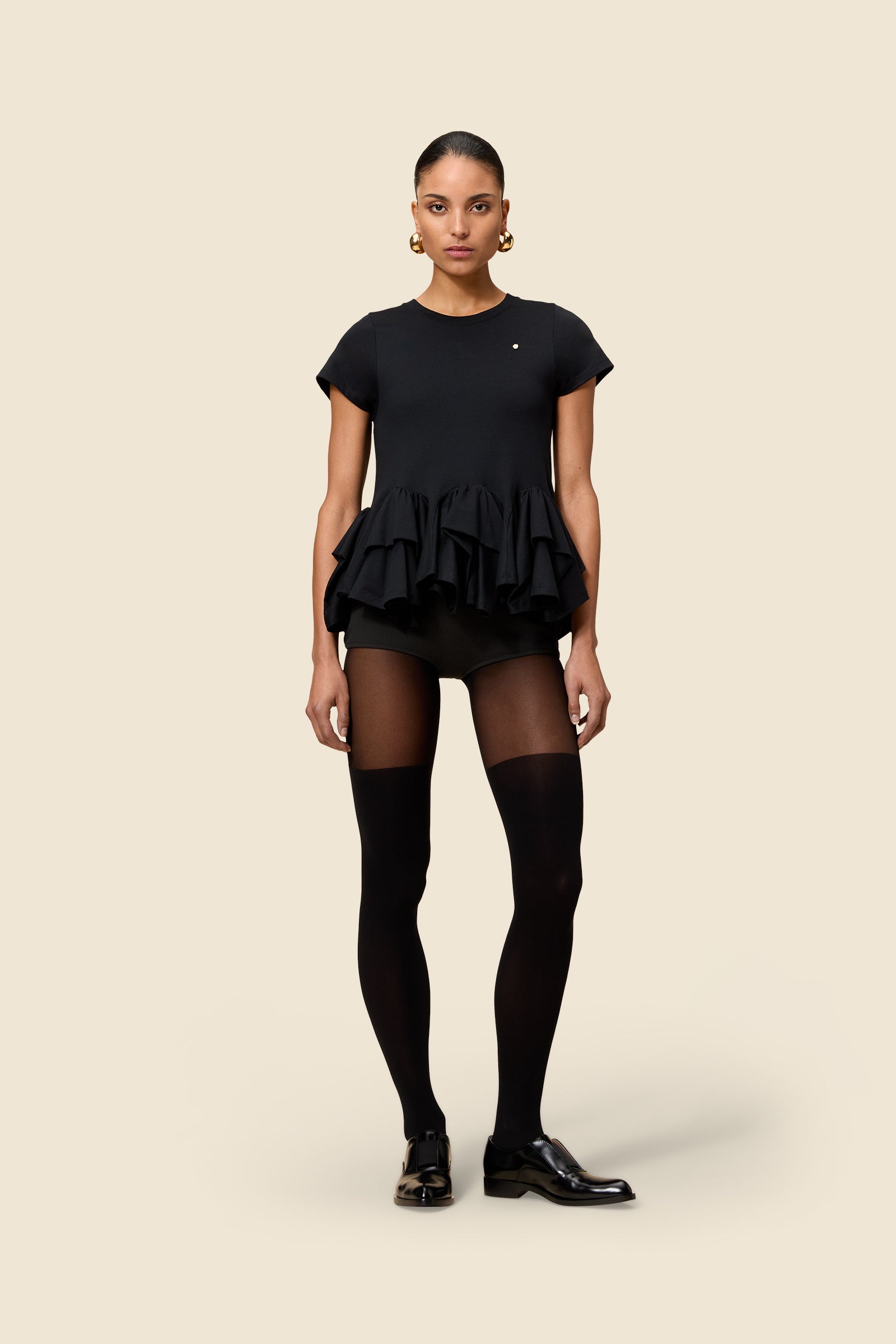 The craftmanship of the top reinterprets classic haute couture tuck ups into a modern silhouette
