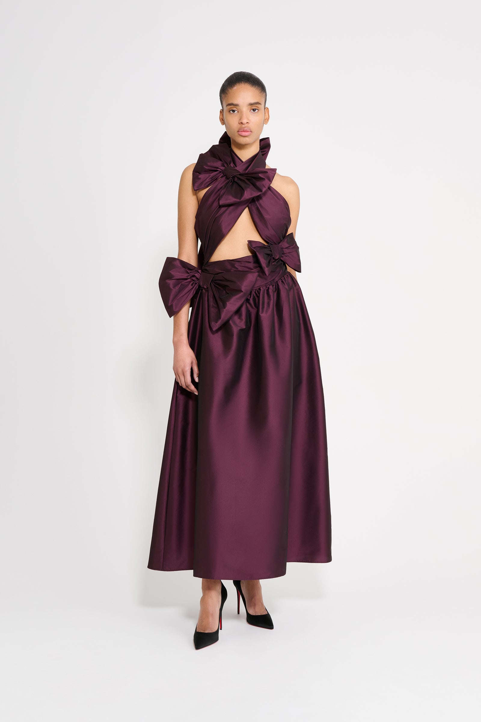 The taffeta dress features haute couture and mariage-inspired bows with historical gatherings, where elegance meets precise craftsmanship