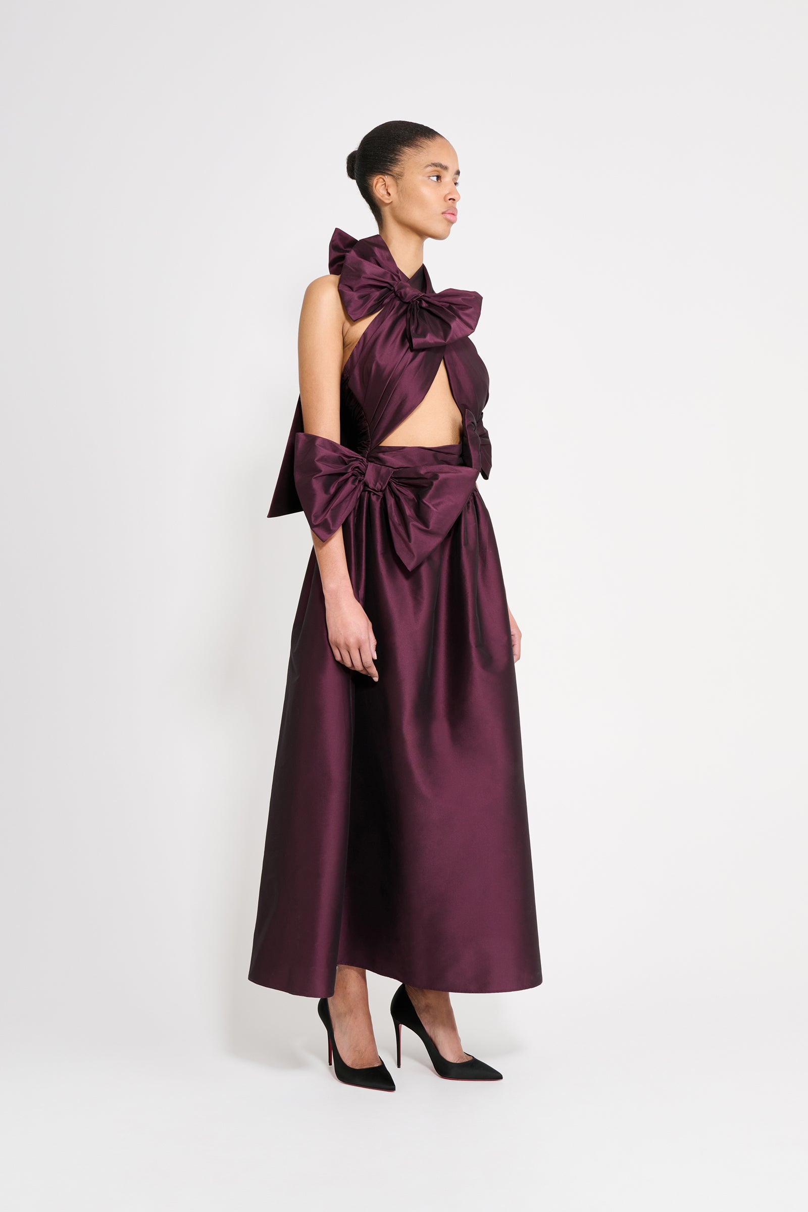 The taffeta dress features haute couture and mariage-inspired bows with historical gatherings, where elegance meets precise craftsmanship