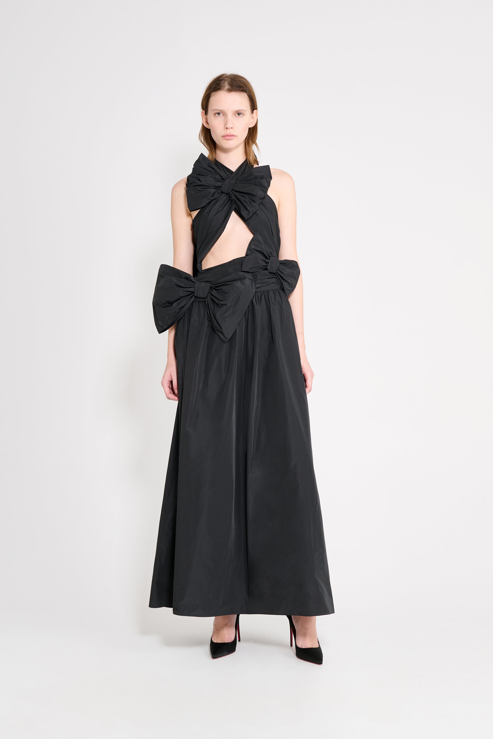 The taffeta dress features haute couture and mariage-inspired bows with historical gatherings, where elegance meets precise craftsmanship