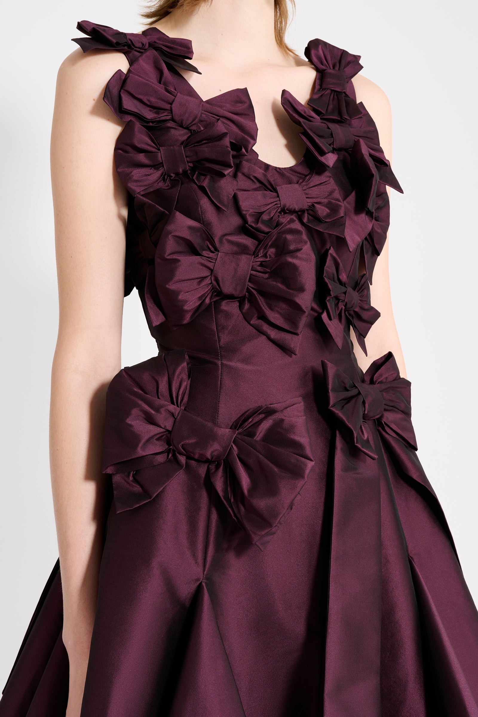 The taffeta dress features the seasonal bow bouquet technique, where timeless elegance meets refined craftsmanship in a seamless fusion of sophistication and grace