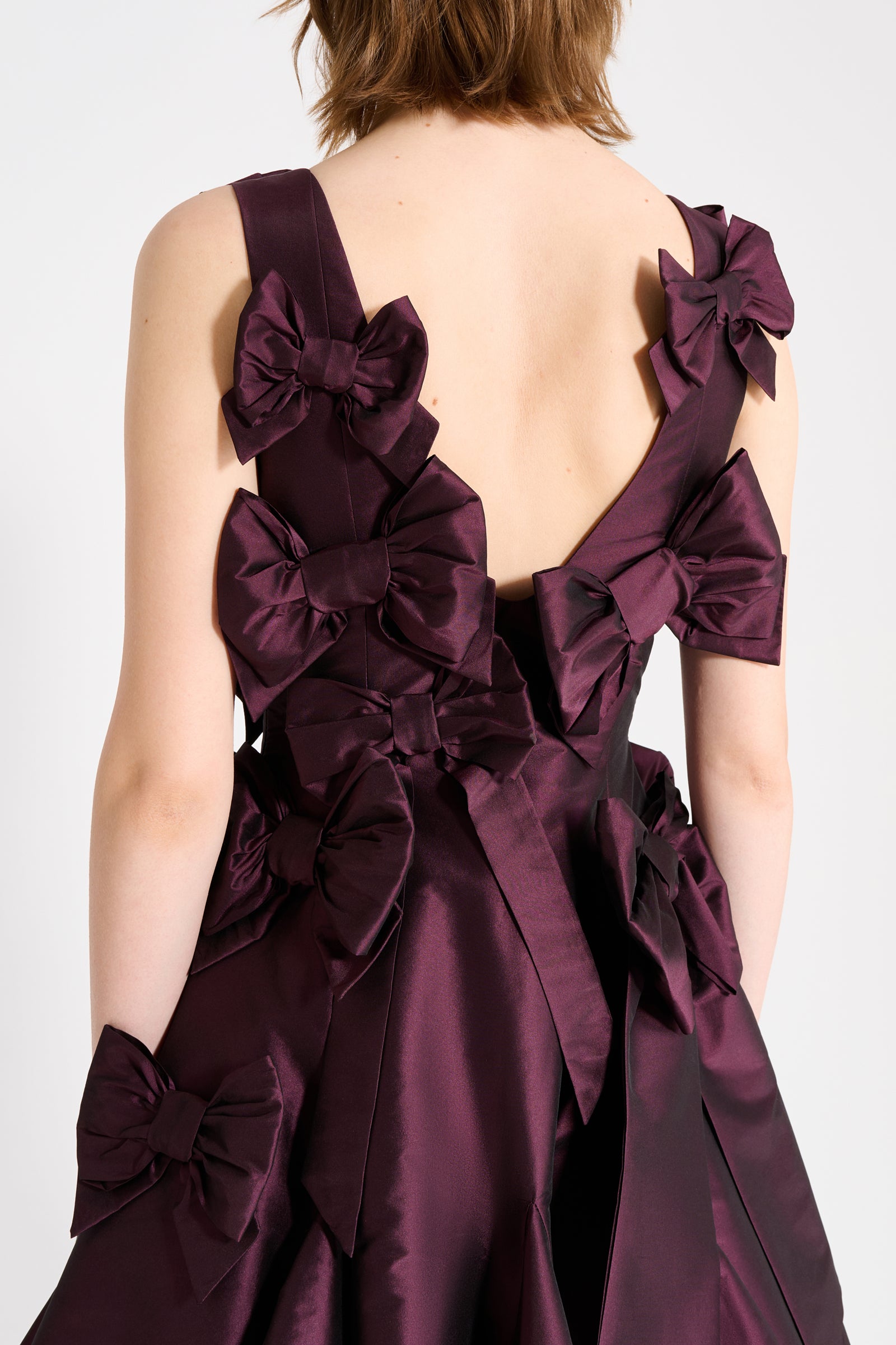 The taffeta dress features the seasonal bow bouquet technique, where timeless elegance meets refined craftsmanship in a seamless fusion of sophistication and grace