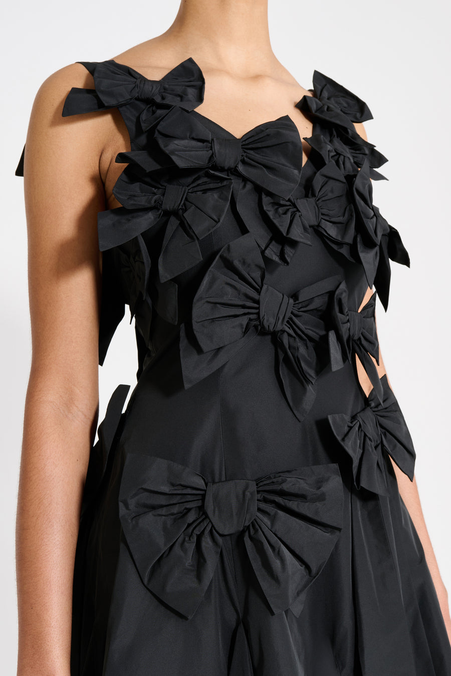 The taffeta dress features the seasonal bow bouquet technique, where timeless elegance meets refined craftsmanship in a seamless fusion of sophistication and grace