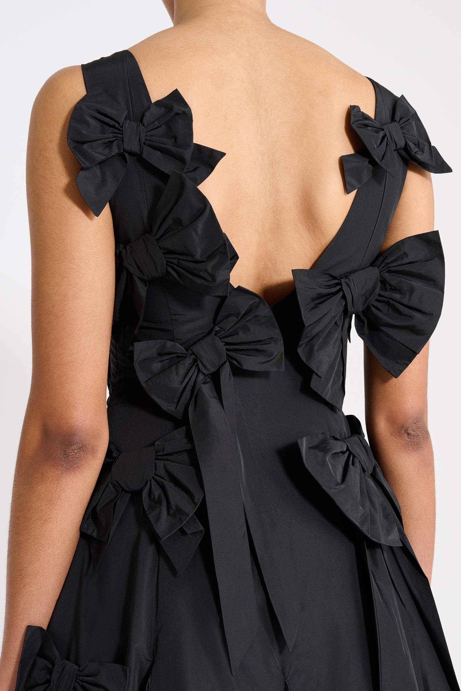 The taffeta dress features the seasonal bow bouquet technique, where timeless elegance meets refined craftsmanship in a seamless fusion of sophistication and grace