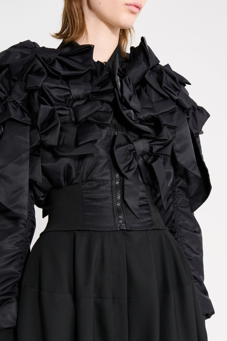 The bomber inspired by the haute couture "action dolls" collection reinvents playful sophistication, merging the volume of a puffer design with a seasonal bow bouquet technique