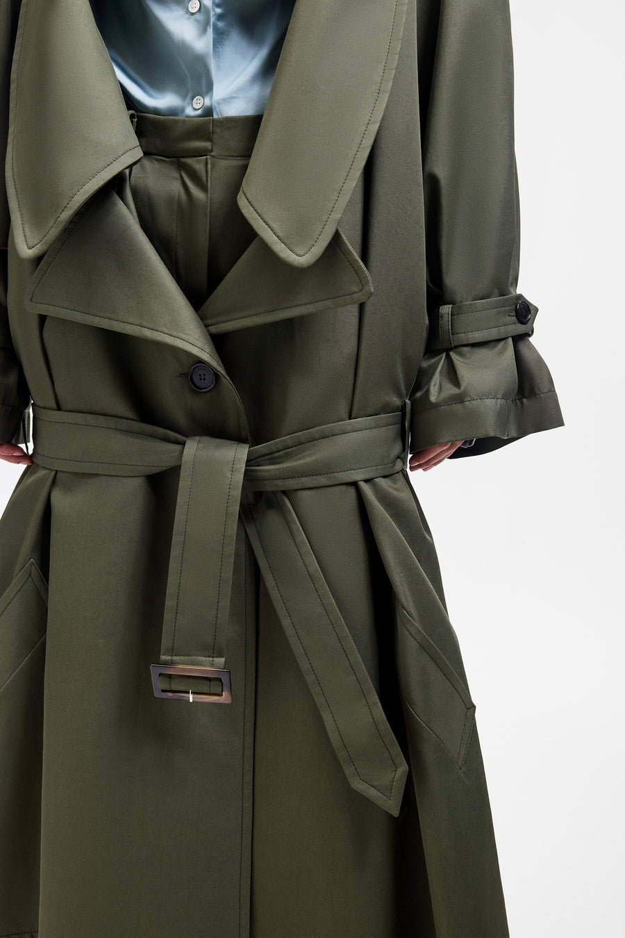 TRENCHCOAT MET LAGE HALSLIJN