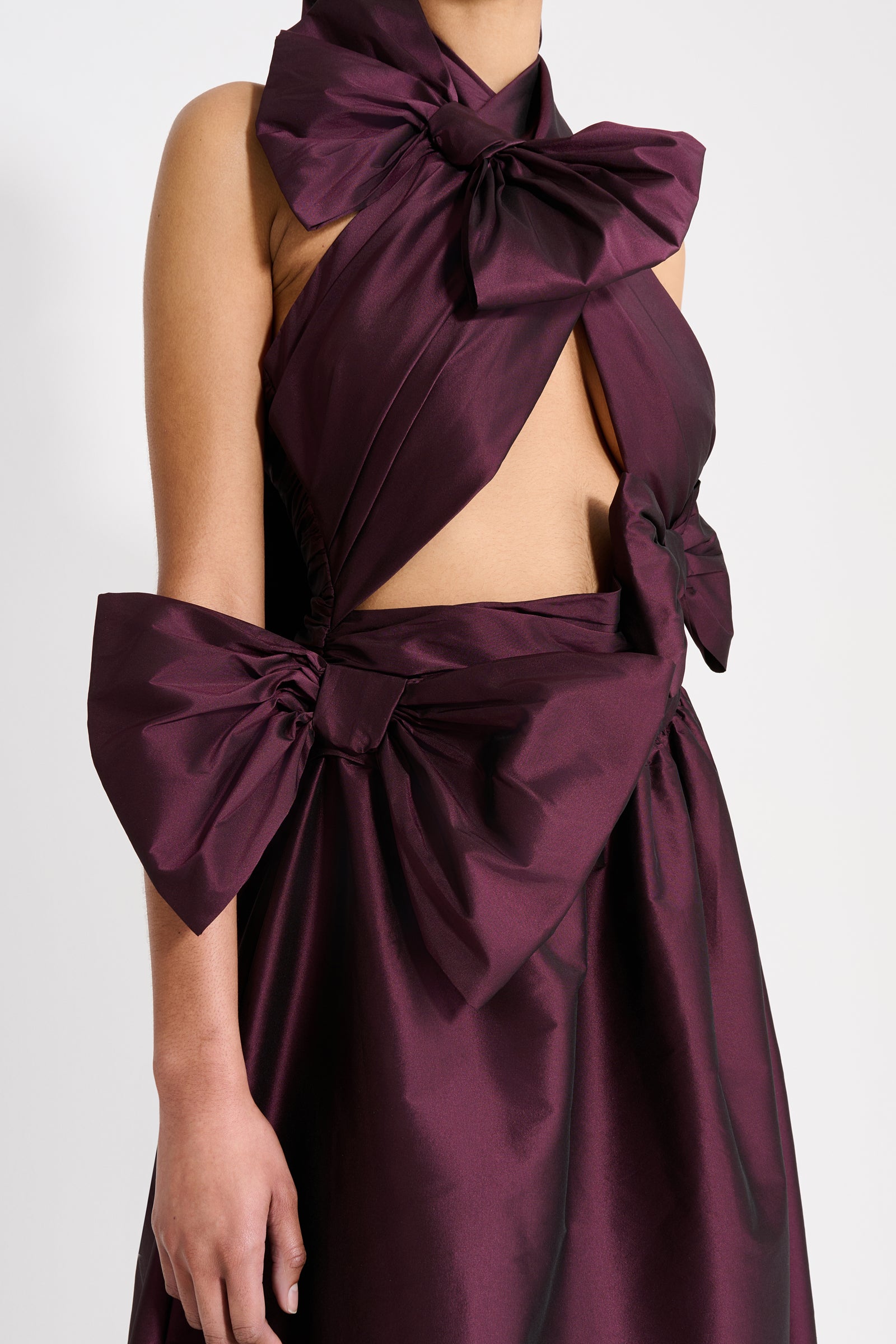 The taffeta dress features haute couture and mariage-inspired bows with historical gatherings, where elegance meets precise craftsmanship