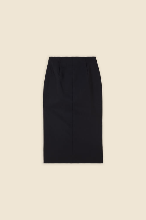 The craftmanship of the skirt reinterprets classic haute couture tuck ups into a modern silhouette from wool