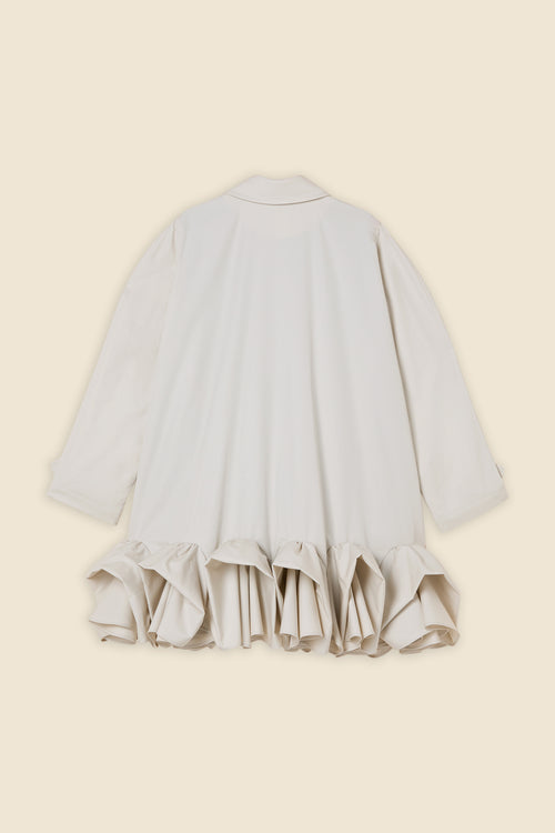 The craftmanship of the trenchcoat reinterprets classic haute couture tuck ups into a modern silhouette from gabardine