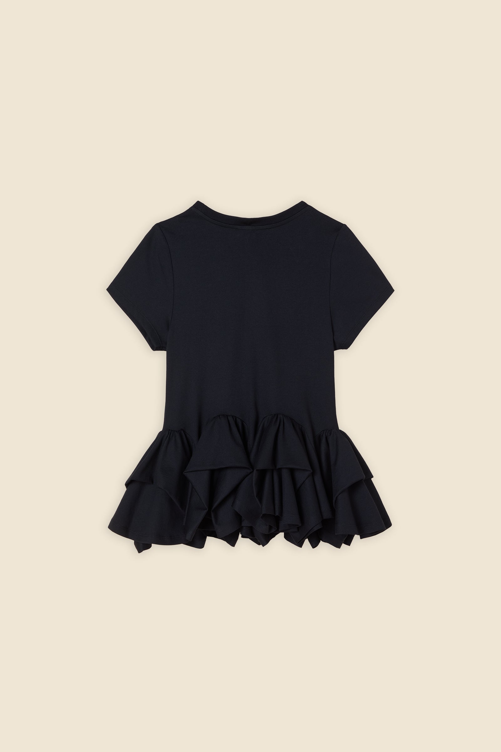 The craftmanship of the top reinterprets classic haute couture tuck ups into a modern silhouette