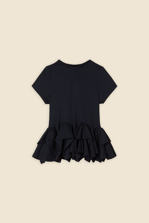 The craftmanship of the top reinterprets classic haute couture tuck ups into a modern silhouette