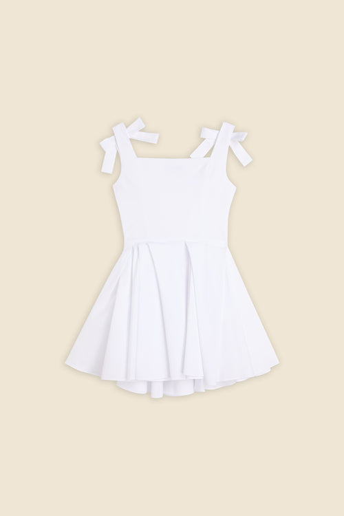 The meticulously placed pleats and poplin define the elegance of the dress, reflecting classic haute couture craftsmanship with a modern edge