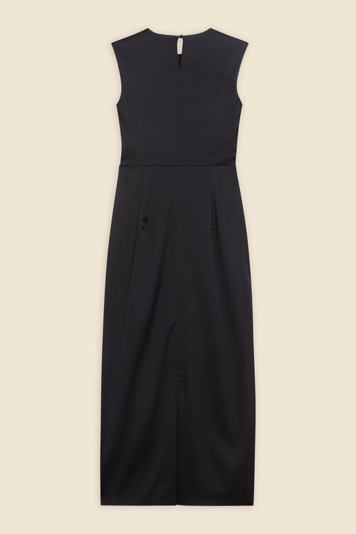 The meticulously placed pleats and stretch satin define the elegance of the dress, reflecting classic haute couture craftsmanship with a modern edge