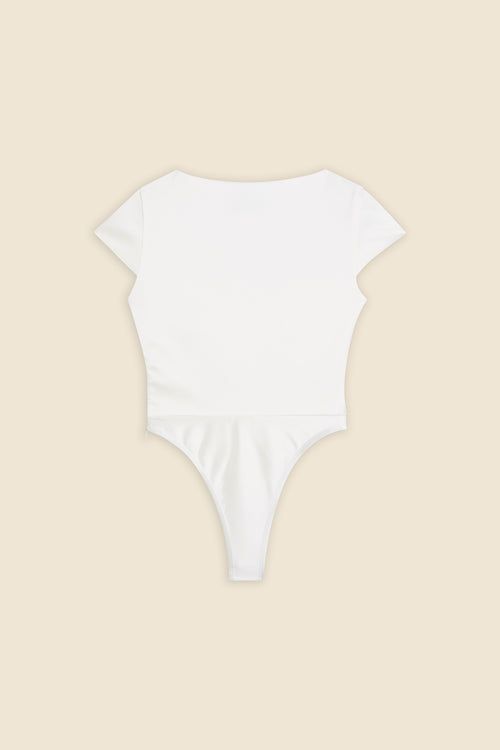 The meticulously placed pleats and stretch satin define the elegance of the body, reflecting classic haute couture craftsmanship with a modern edge