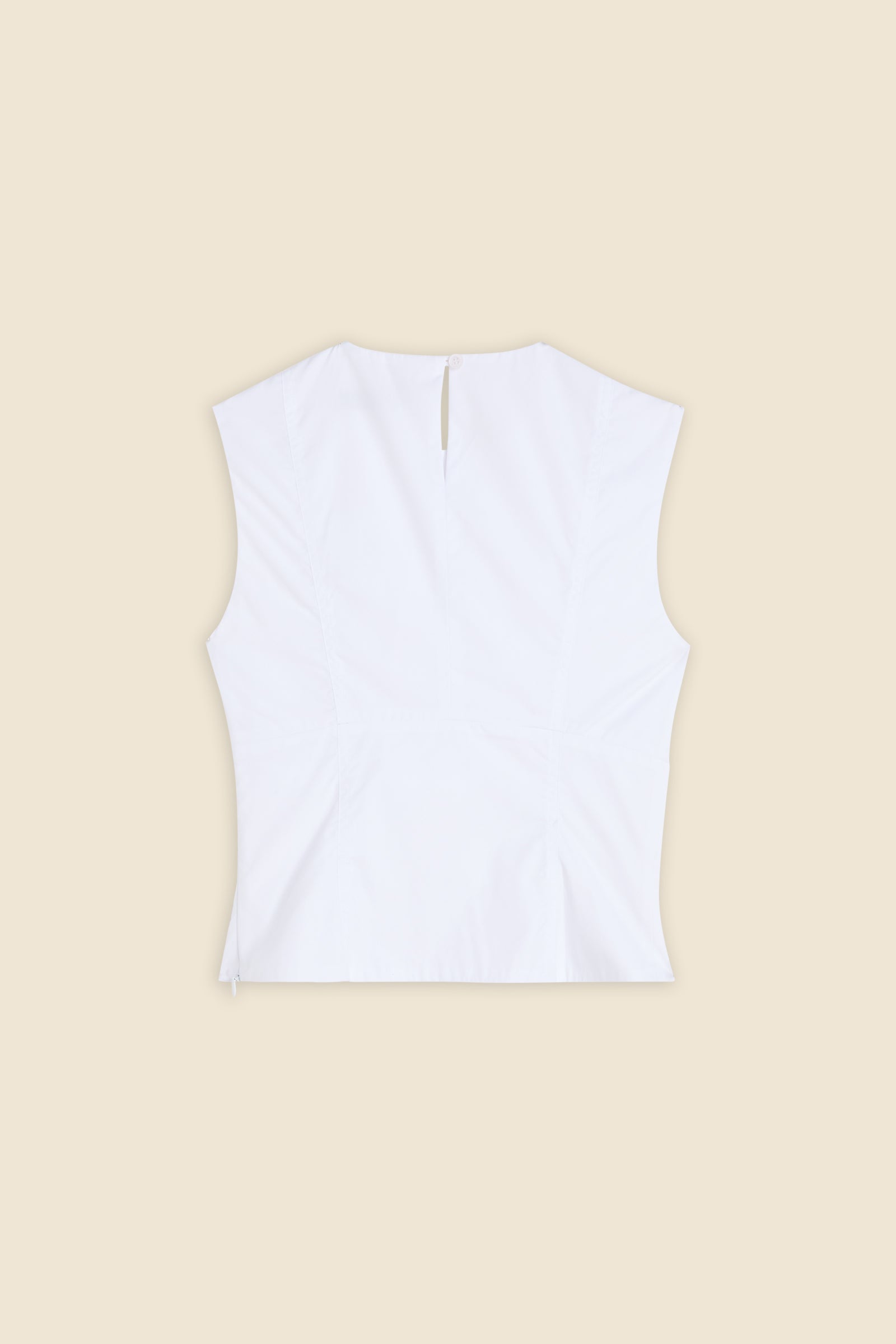 The meticulously placed pleats and poplin define the elegance of the top, reflecting classic haute couture craftsmanship with a modern edge