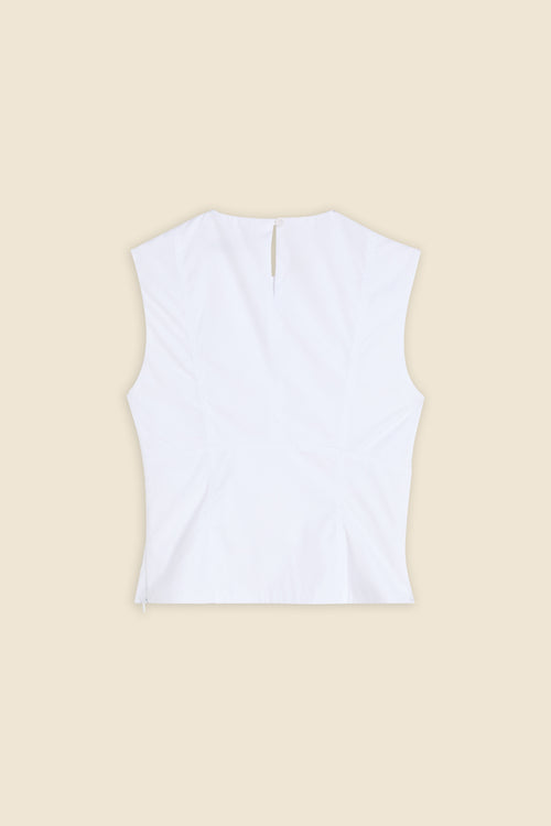 The meticulously placed pleats and poplin define the elegance of the top, reflecting classic haute couture craftsmanship with a modern edge