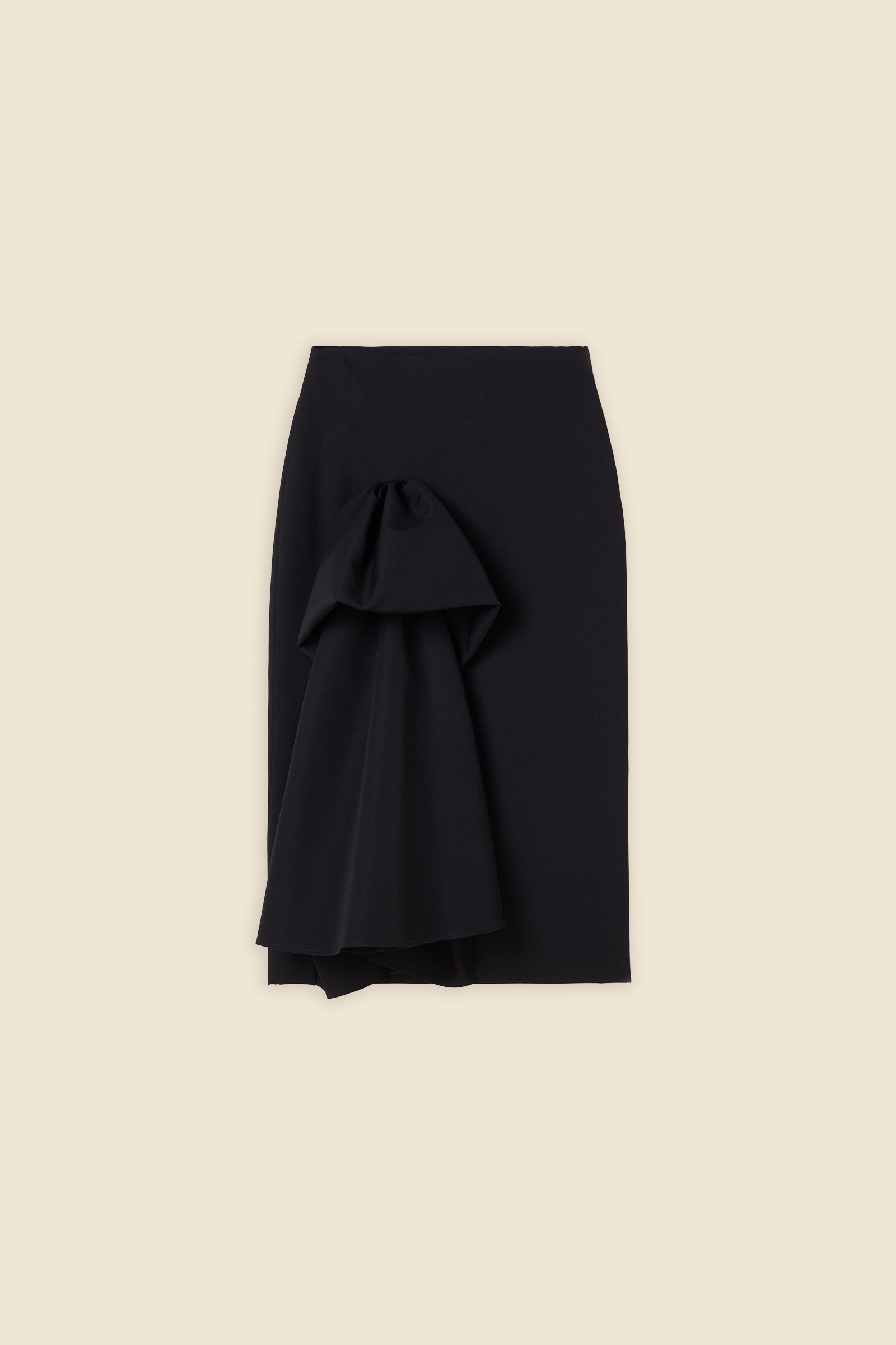 The craftmanship of the skirt reinterprets classic haute couture tuck ups into a modern silhouette from wool