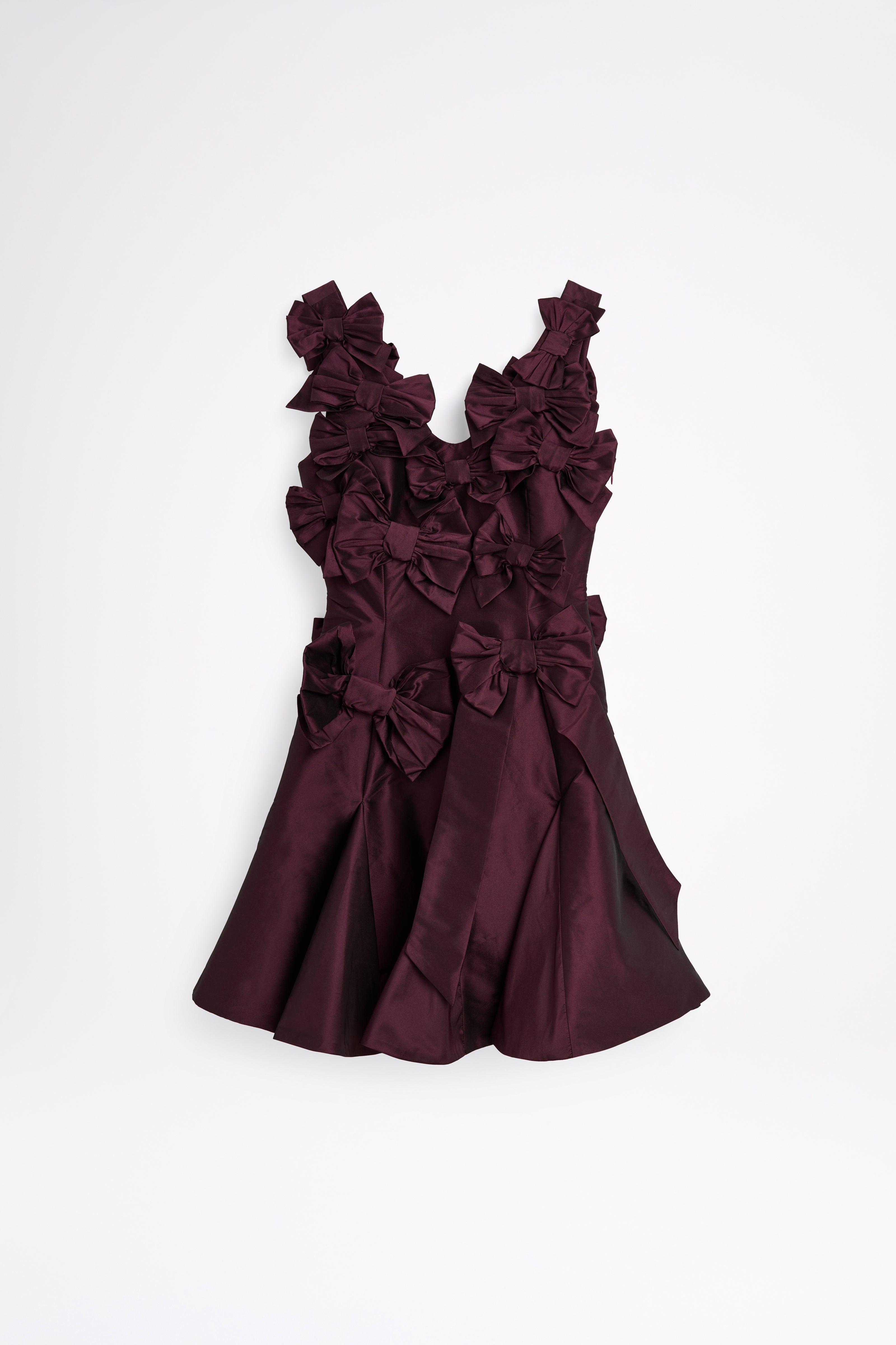 The taffeta dress features the seasonal bow bouquet technique, where timeless elegance meets refined craftsmanship in a seamless fusion of sophistication and grace