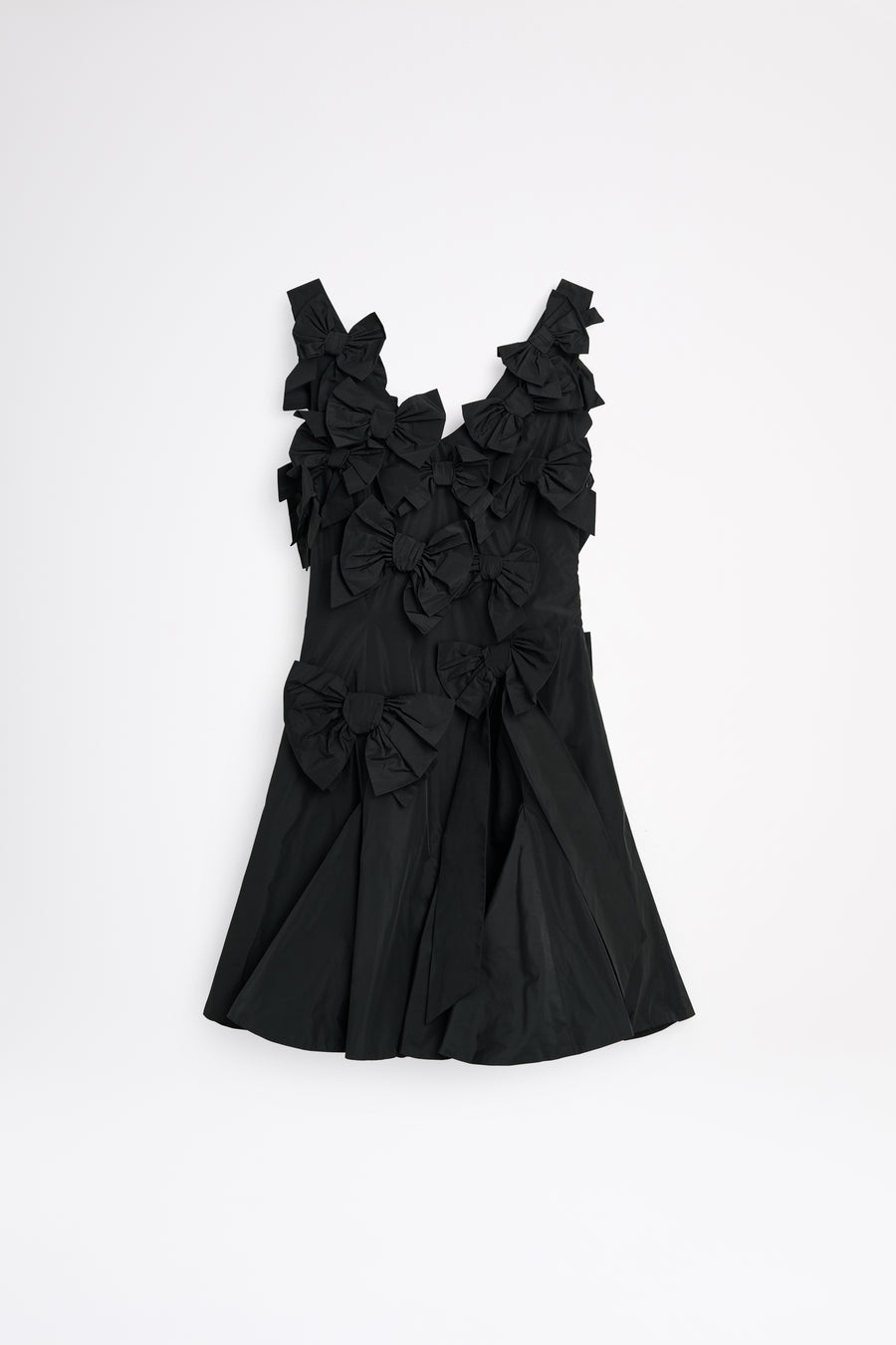 The taffeta dress features the seasonal bow bouquet technique, where timeless elegance meets refined craftsmanship in a seamless fusion of sophistication and grace