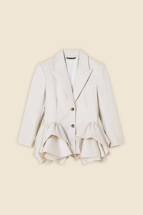 The craftmanship of the blazer reinterprets classic haute couture tuck ups into a modern silhouette from gabardine