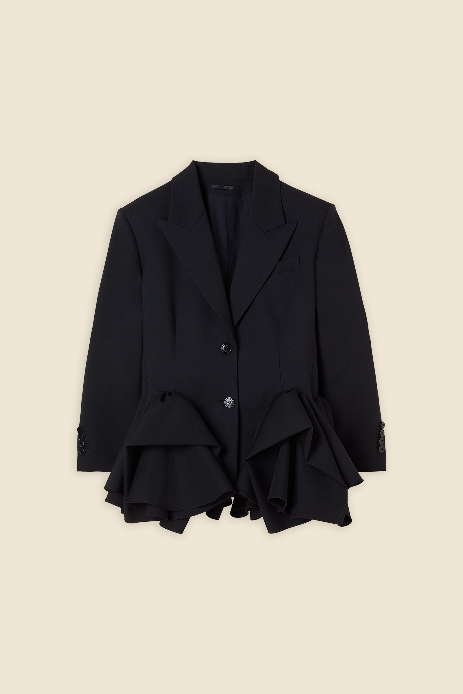 The craftmanship of the blazer reinterprets classic haute couture tuck ups into a modern silhouette from wool