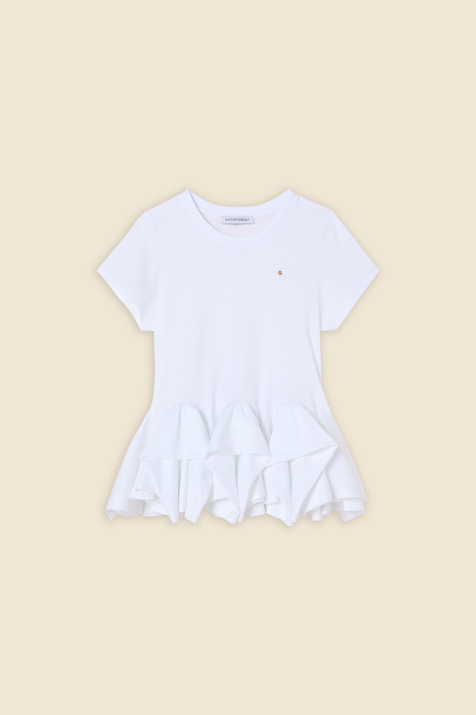 The craftmanship of the top reinterprets classic haute couture tuck ups into a modern silhouette
